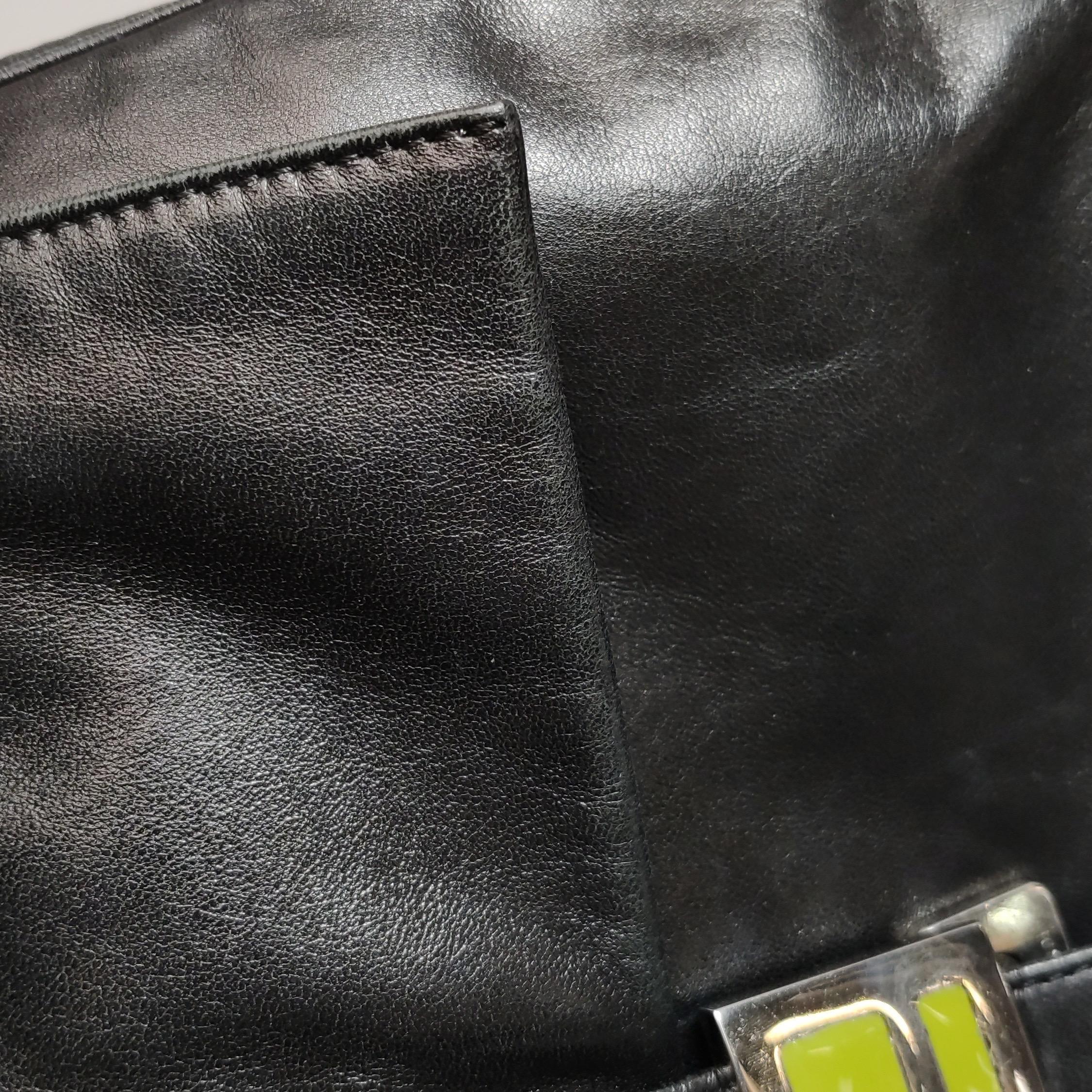 Fendi Mamma Baguette Black Lambskin Leather Green Enamel Buckle en vente 7