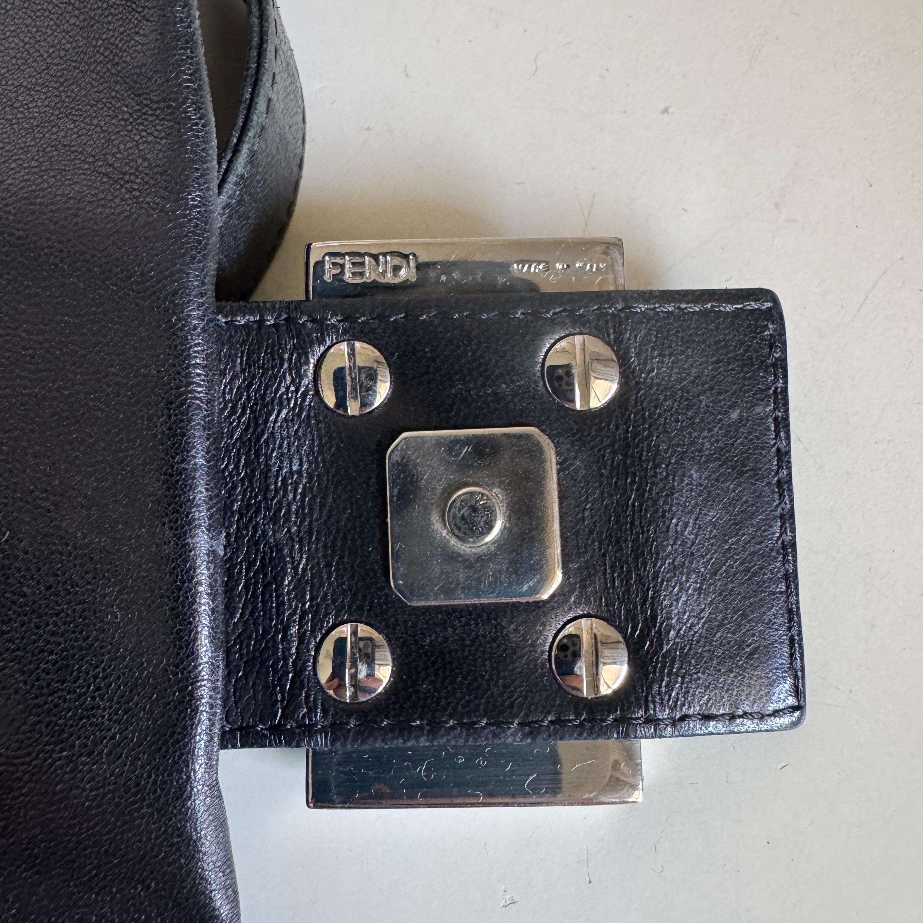 Fendi Mamma Baguette Cuir d'agneau noir Boucle émaillée verte en vente 9