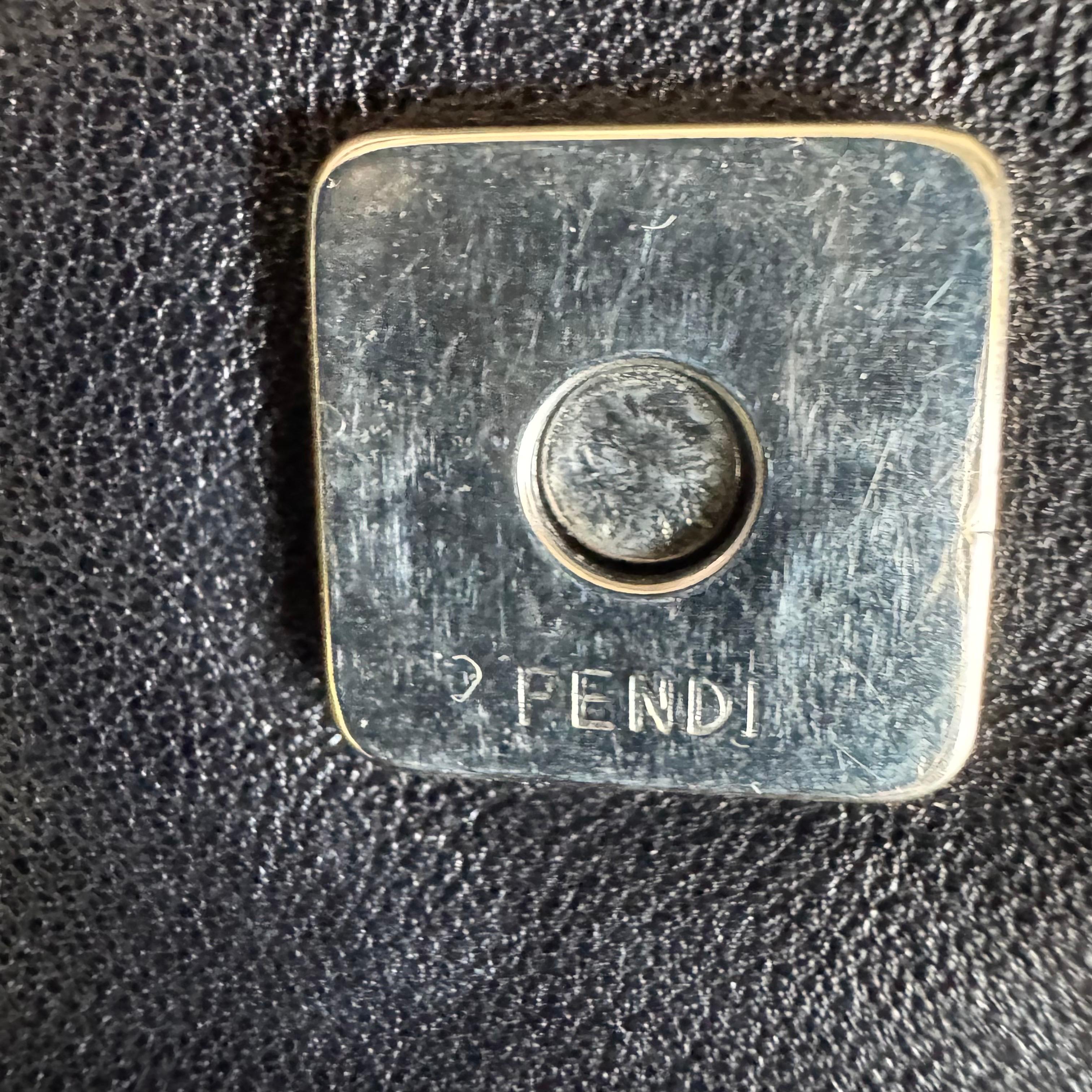 Fendi Mamma Baguette Cuir d'agneau noir Boucle émaillée verte en vente 10