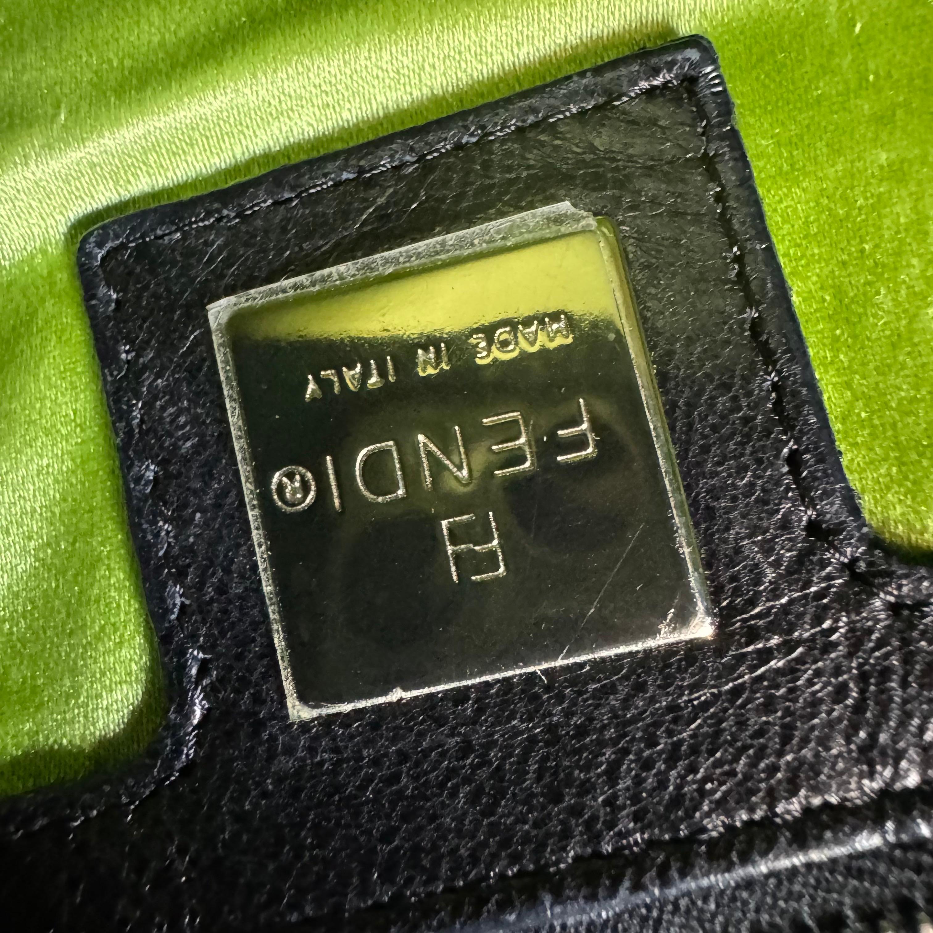 Fendi Mamma Baguette Cuir d'agneau noir Boucle émaillée verte en vente 11