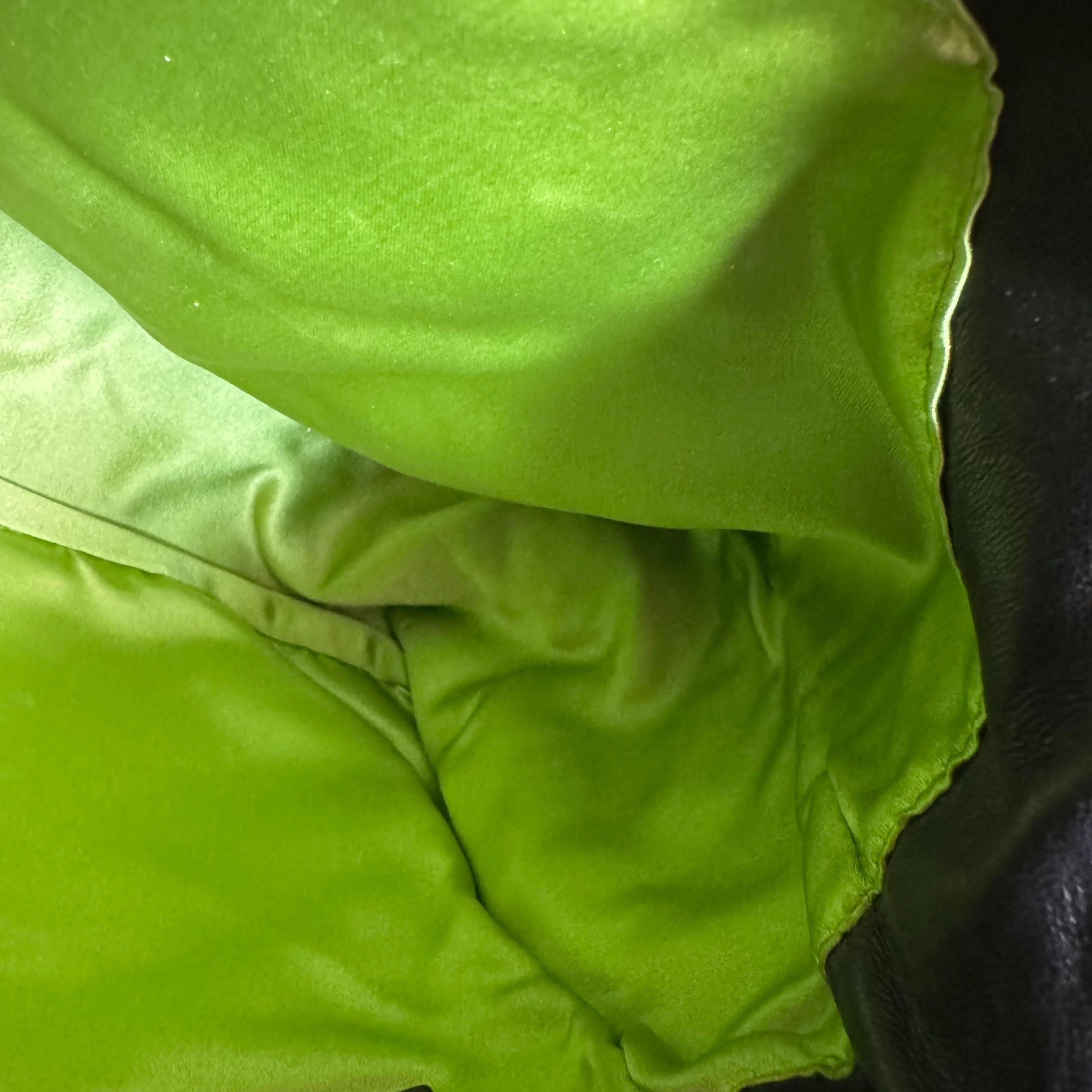 Fendi Mamma Baguette Cuir d'agneau noir Boucle émaillée verte en vente 12