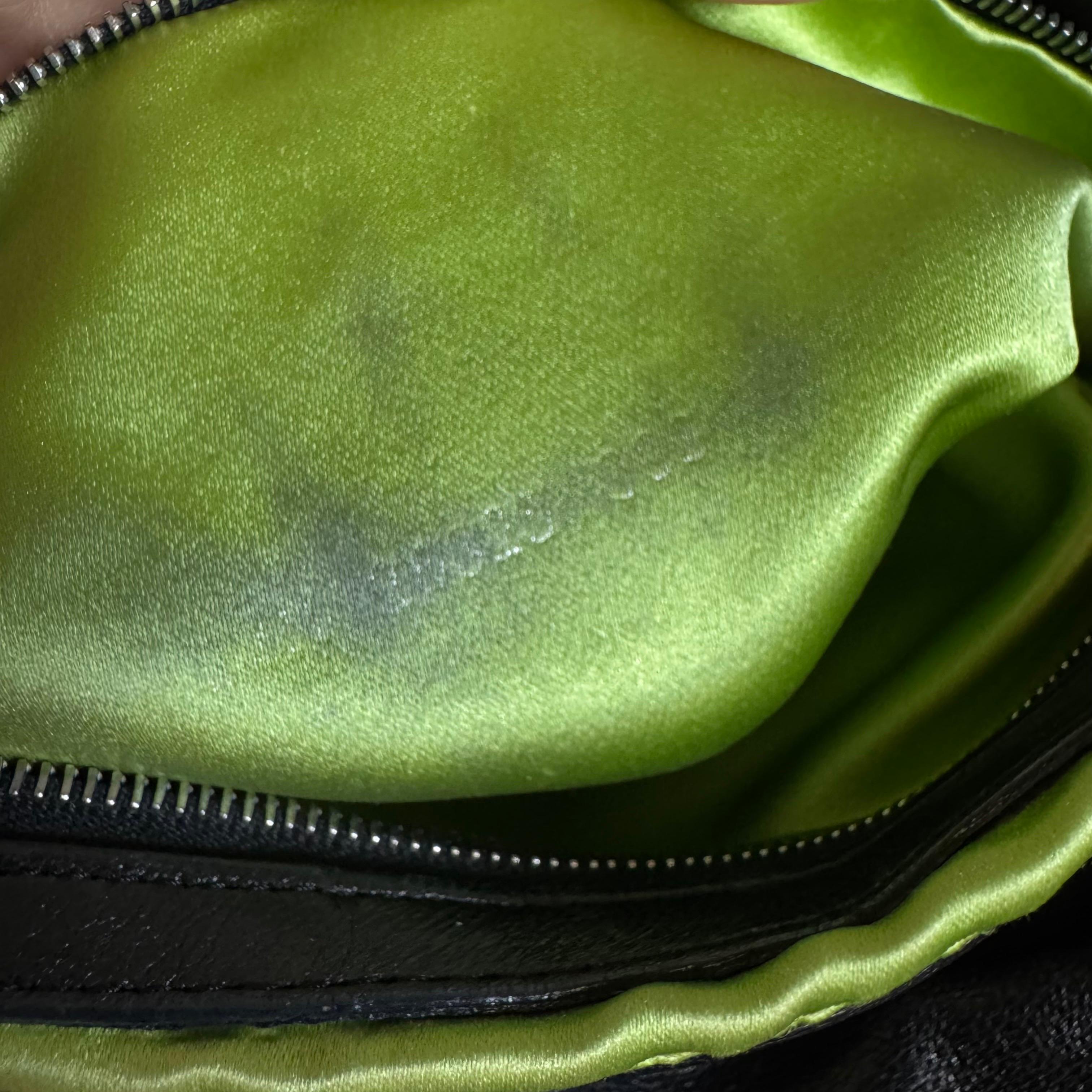 Fendi Mamma Baguette Cuir d'agneau noir Boucle émaillée verte en vente 13