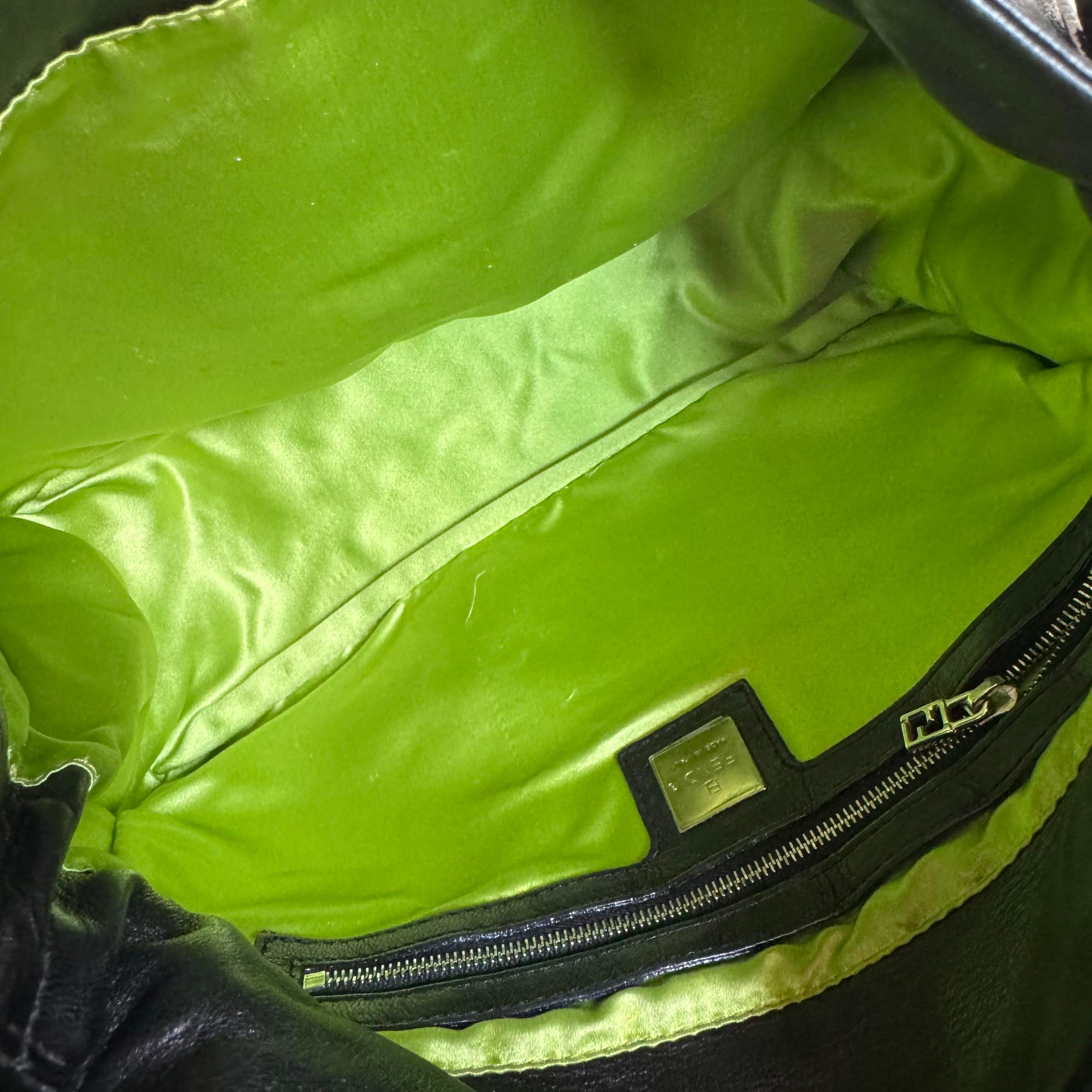 Fendi Mamma Baguette Cuir d'agneau noir Boucle émaillée verte en vente 14