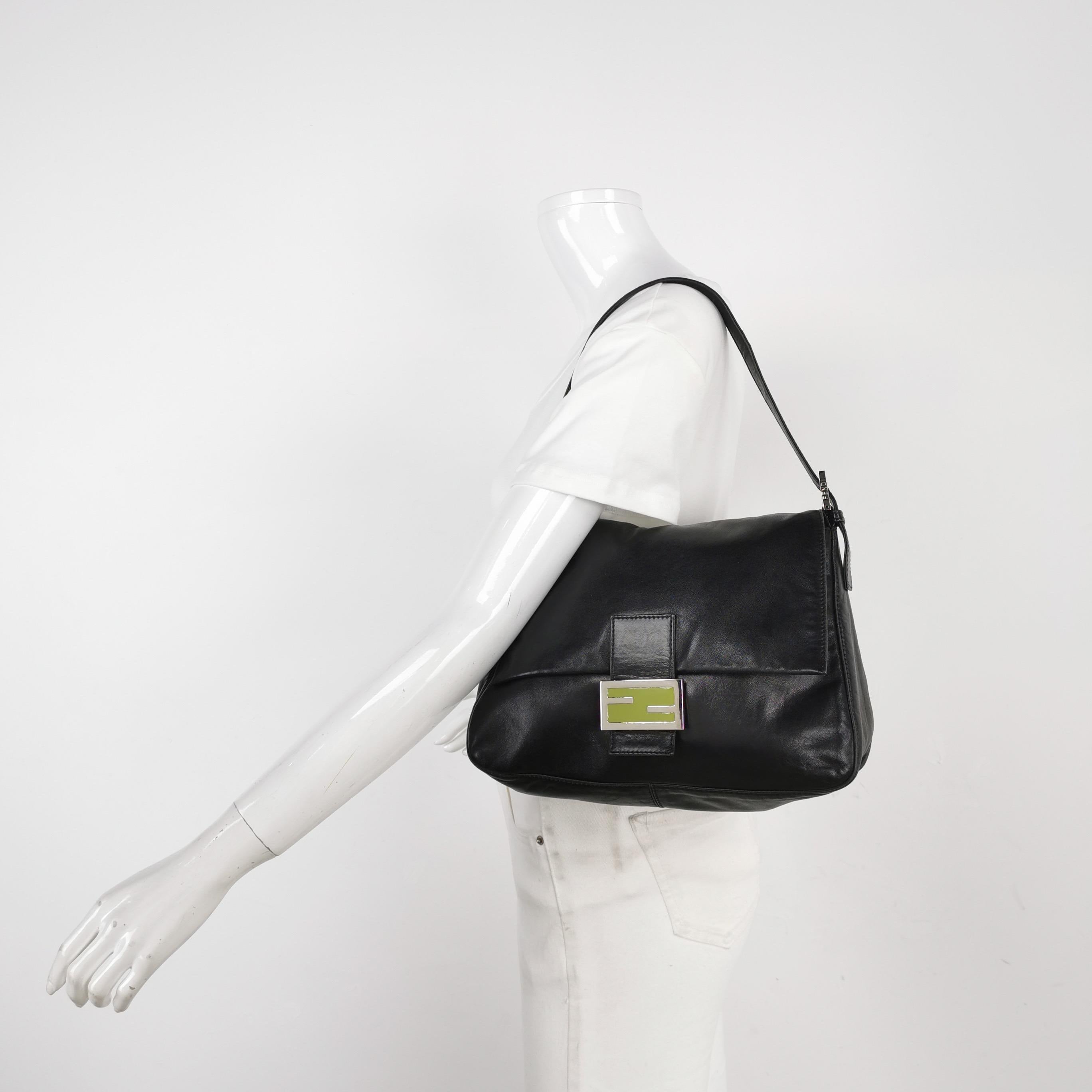 Fendi Mamma Baguette Cuir d'agneau noir Boucle émaillée verte
Il s'agit de photos professionnelles du sac offert par Luxbags.
Ce sac exquis Fendi Mamma Baguette est confectionné dans un cuir d'agneau de première qualité, offrant une sensation de