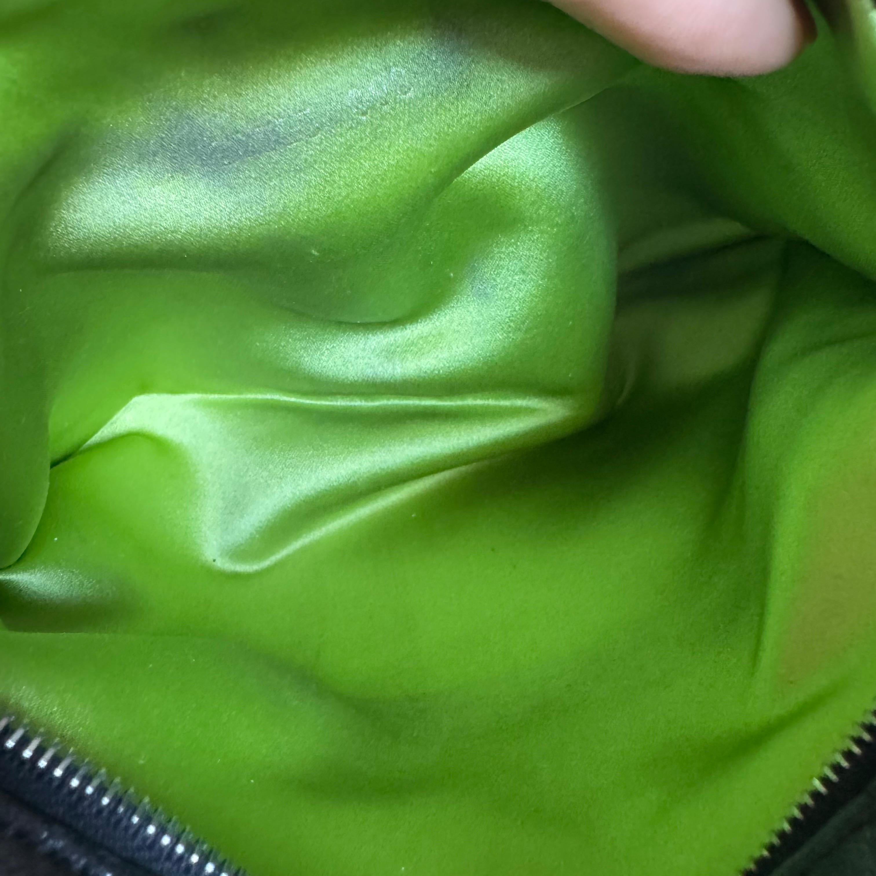 Fendi Mamma Baguette Cuir d'agneau noir Boucle émaillée verte en vente 15