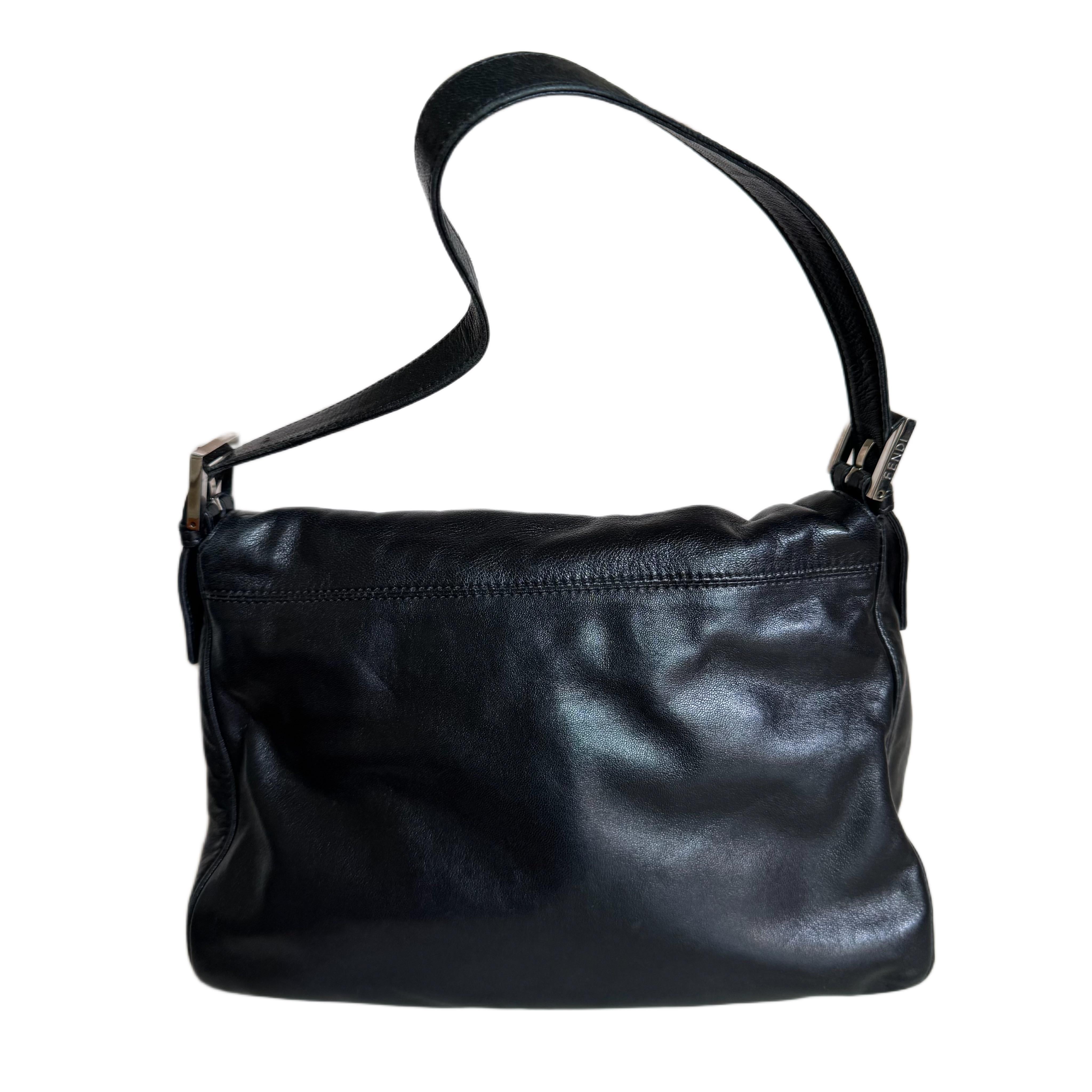 Noir Fendi Mamma Baguette Cuir d'agneau noir Boucle émaillée verte en vente