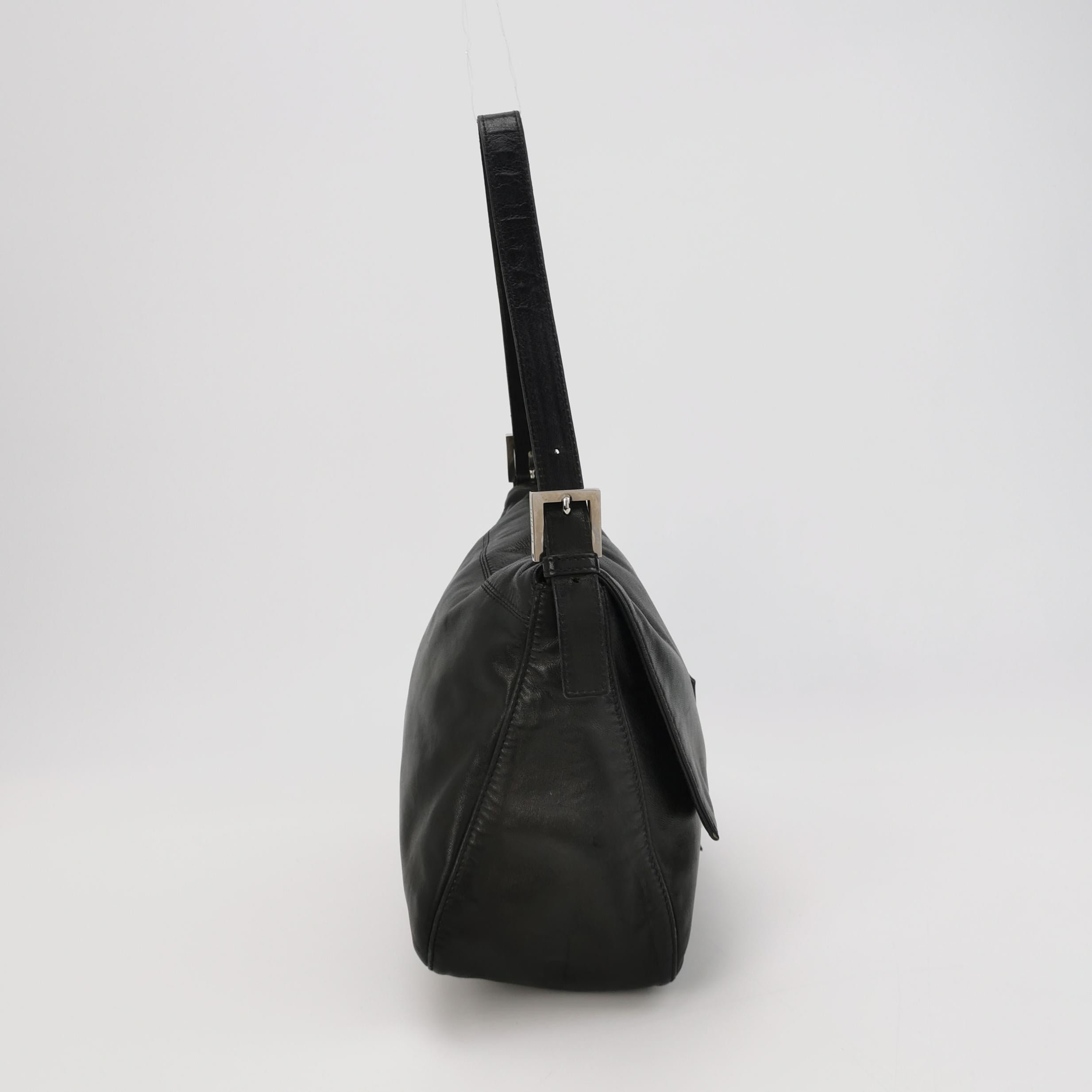 Fendi Mamma Baguette Black Lambskin Leather Green Enamel Buckle Bon état - En vente à AUBERVILLIERS, FR