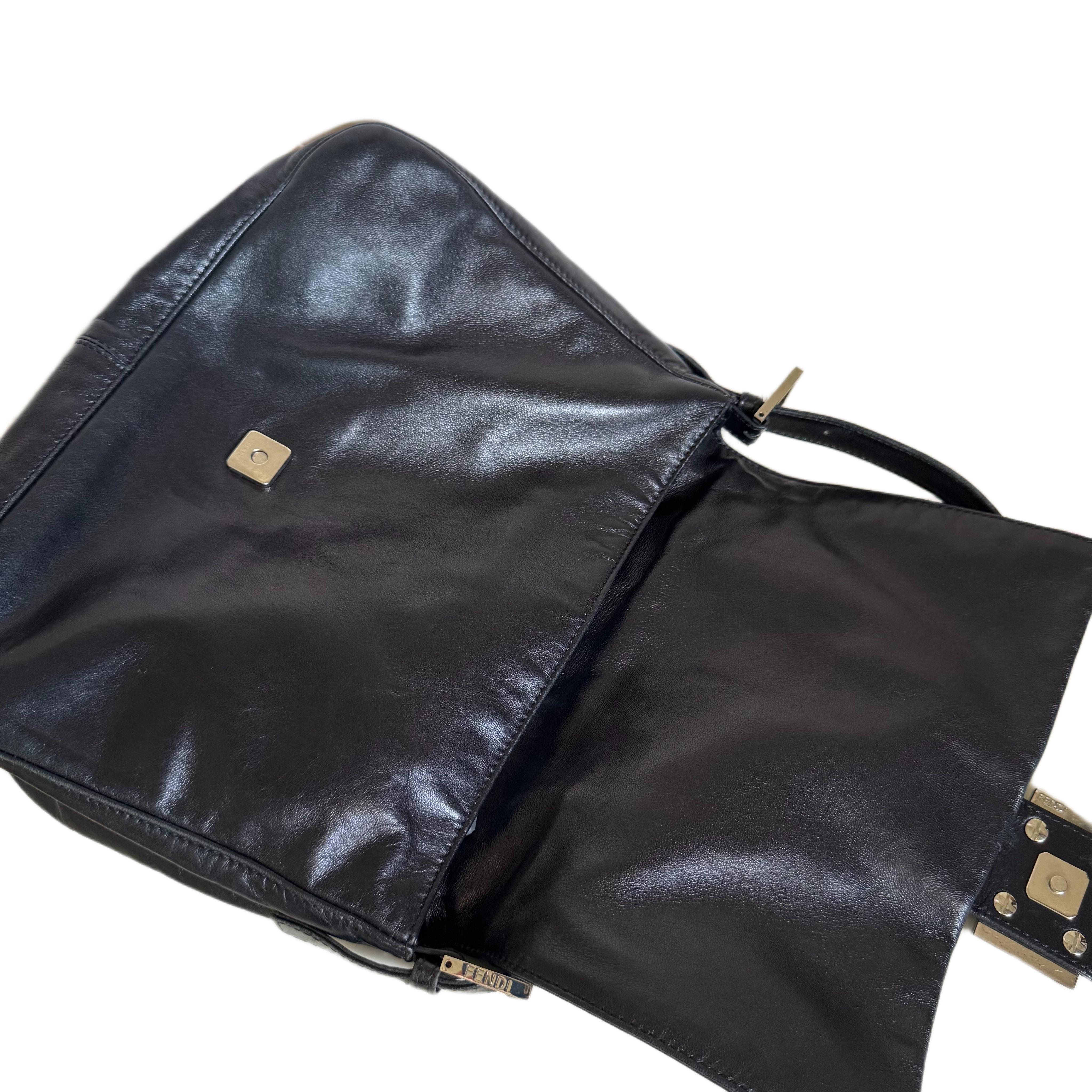 Fendi Mamma Baguette Cuir d'agneau noir Boucle émaillée verte en vente 1