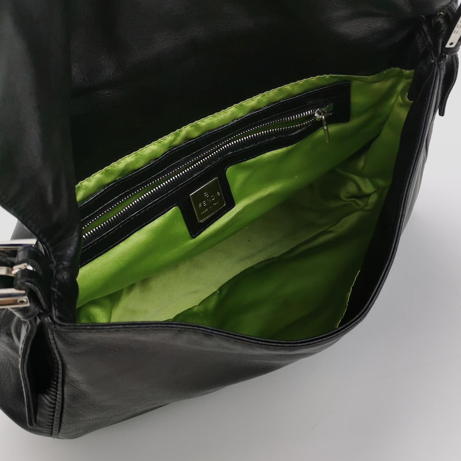 Fendi Mamma Baguette Black Lambskin Leather Green Enamel Buckle en vente 2