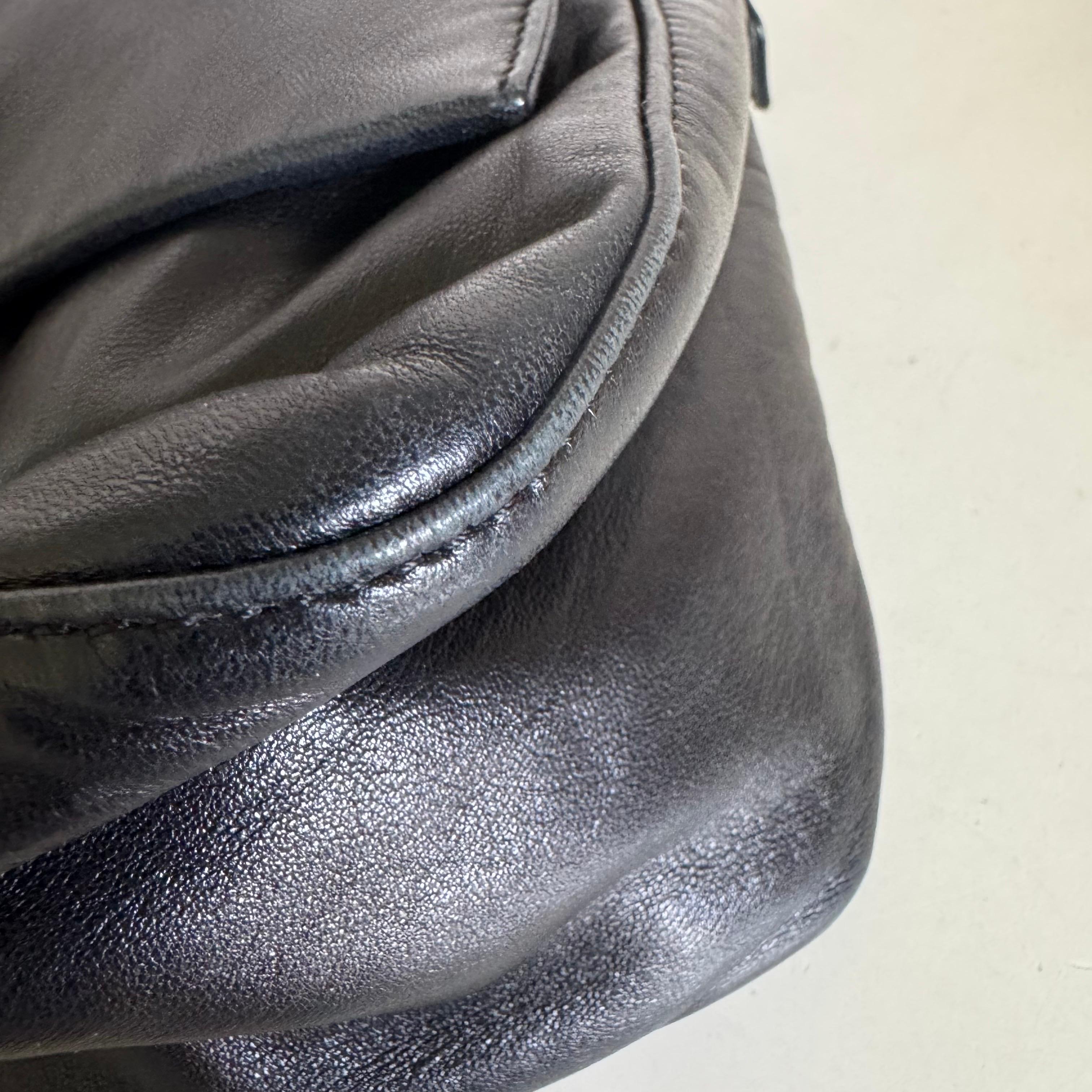 Fendi Mamma Baguette Cuir d'agneau noir Boucle émaillée verte en vente 2