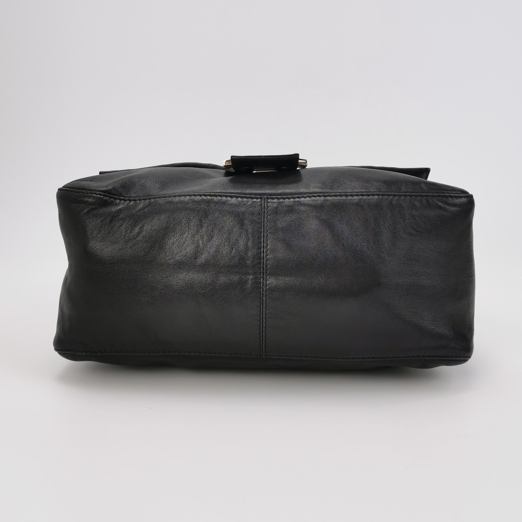 Fendi Mamma Baguette Black Lambskin Leather Green Enamel Buckle en vente 3