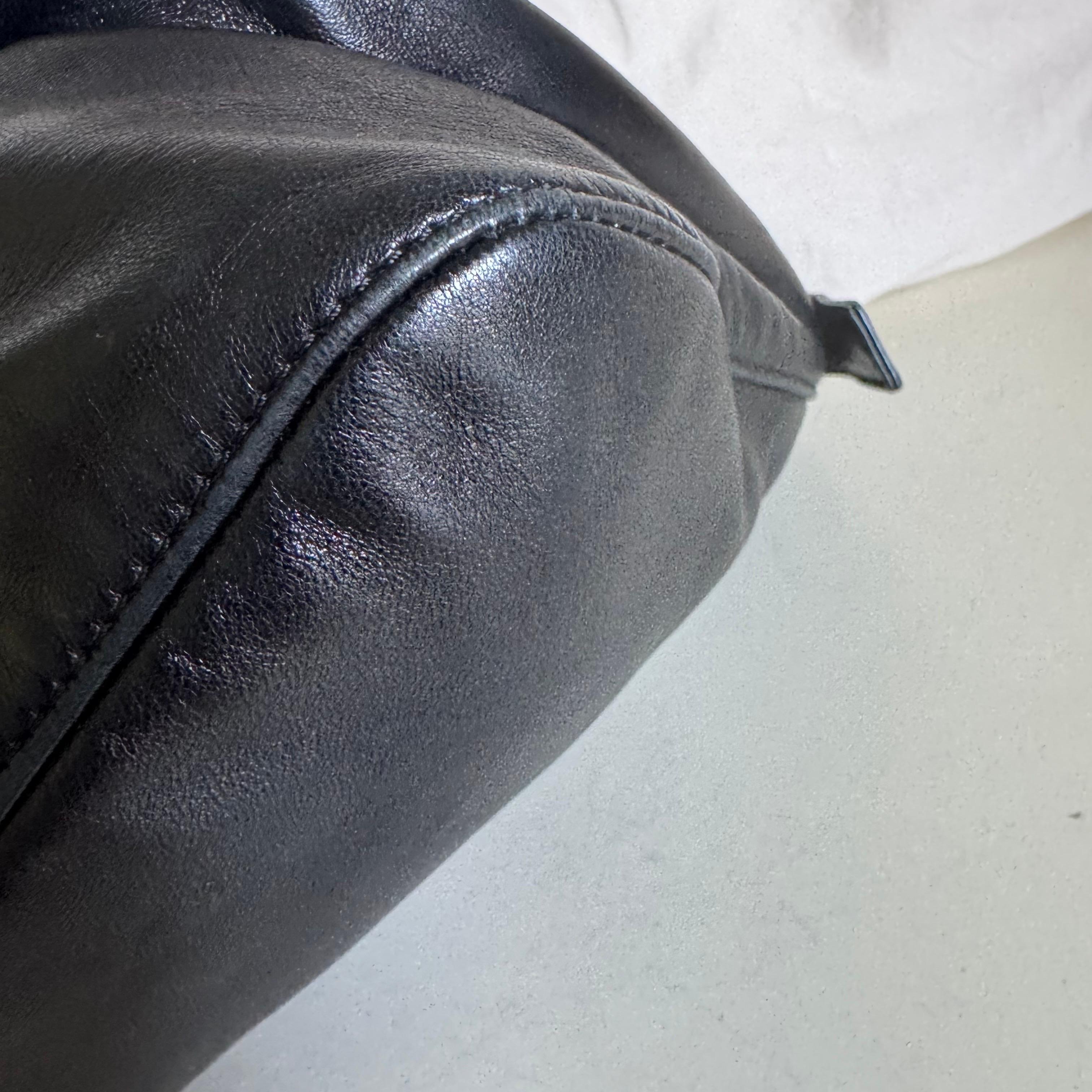 Fendi Mamma Baguette Cuir d'agneau noir Boucle émaillée verte en vente 3