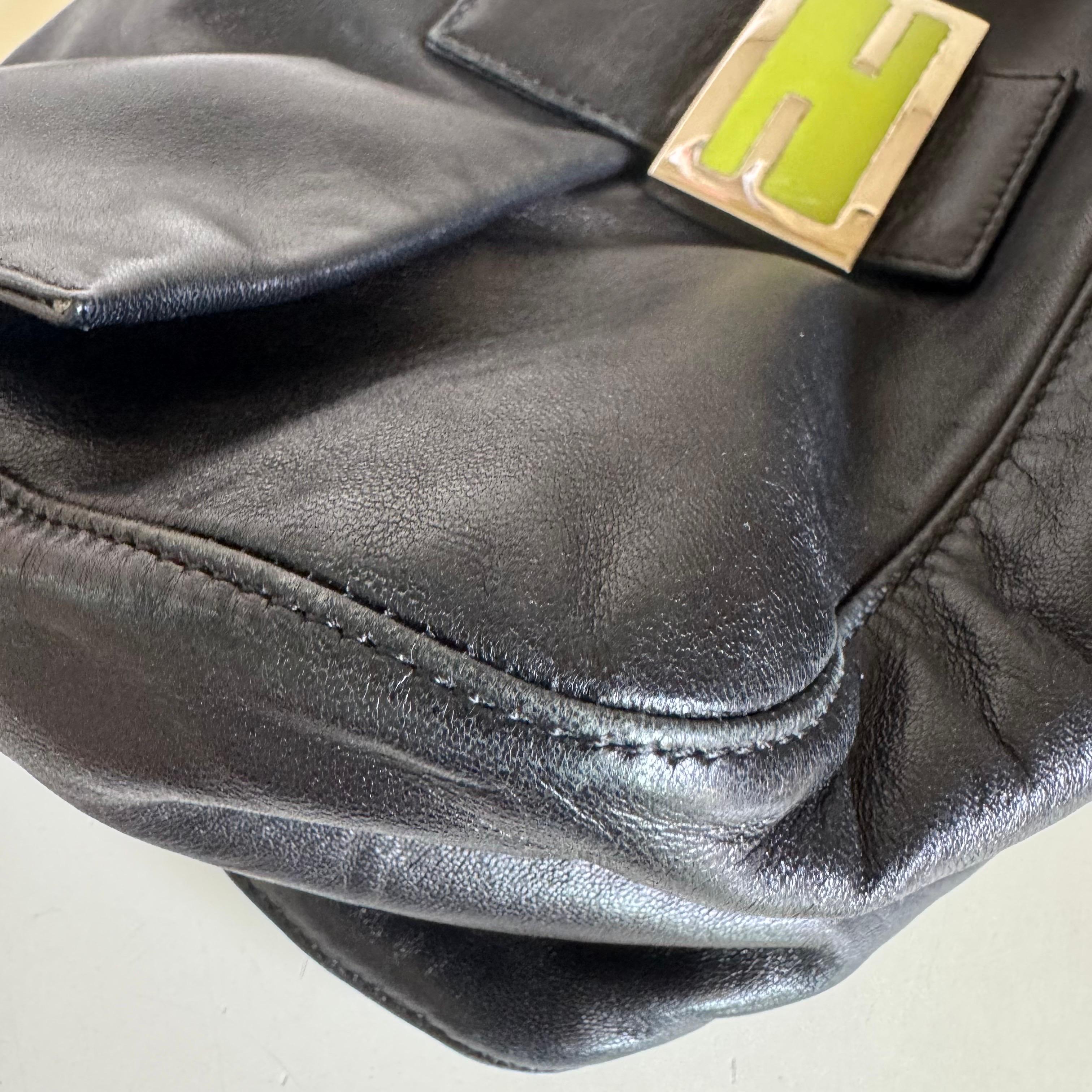 Fendi Mamma Baguette Cuir d'agneau noir Boucle émaillée verte en vente 4