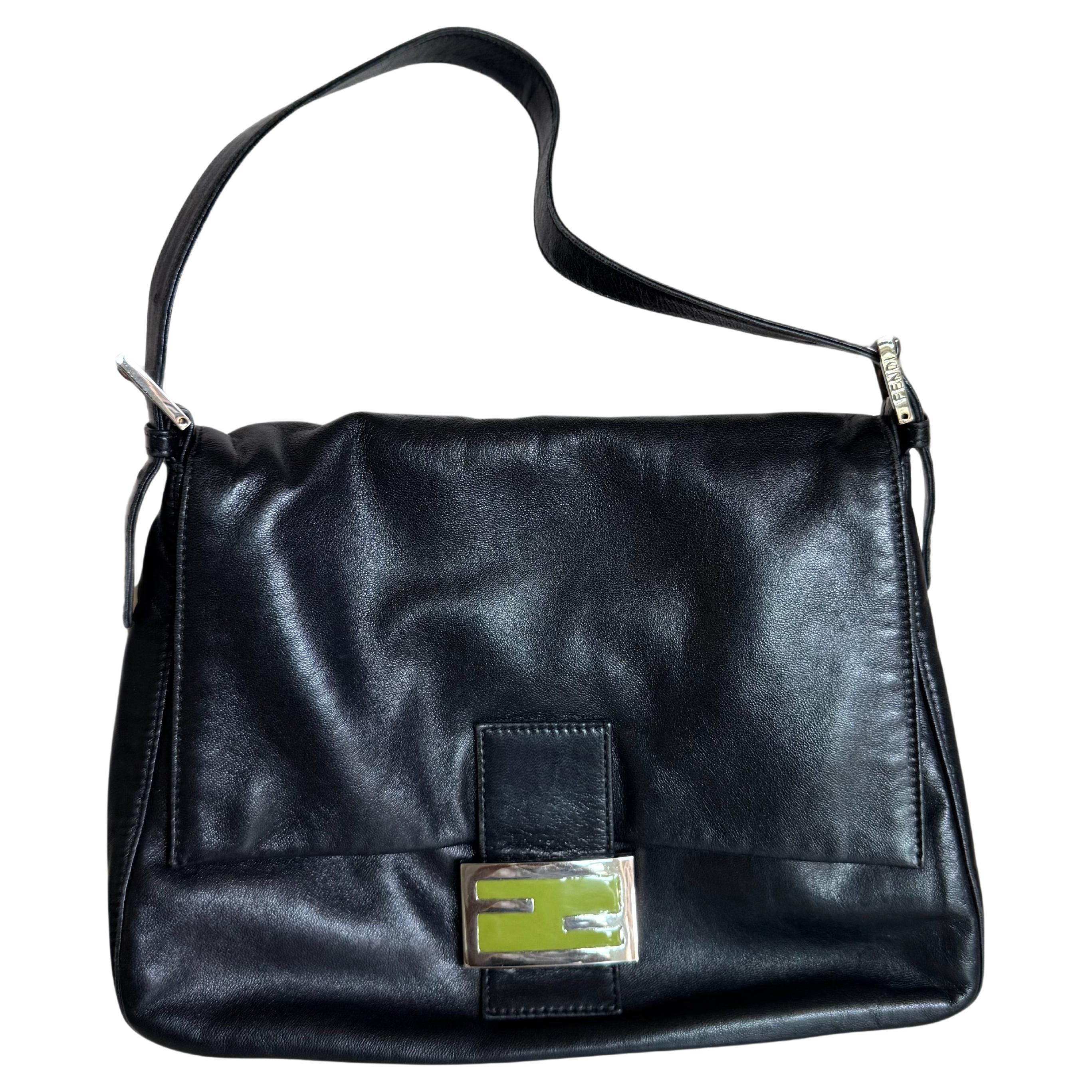 Fendi Mamma Baguette in pelle di agnello nera con fibbia smaltata verde