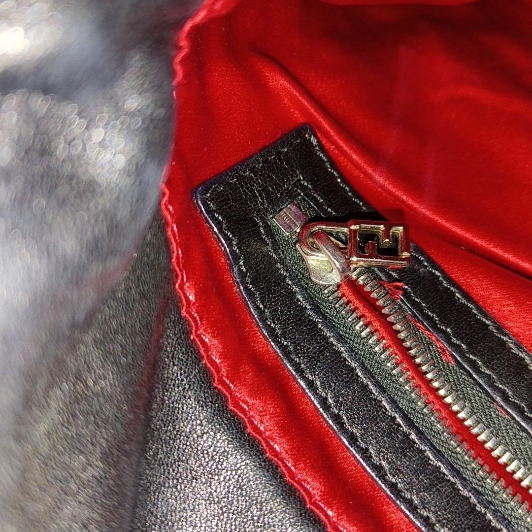 Fendi Mamma Baguette Piel de cordero negra Hebilla roja esmaltada en venta 5