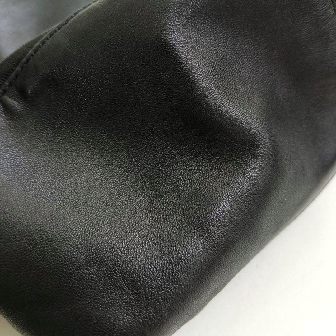 Fendi Mamma Baguette Piel de cordero negra Hebilla roja esmaltada en venta 8