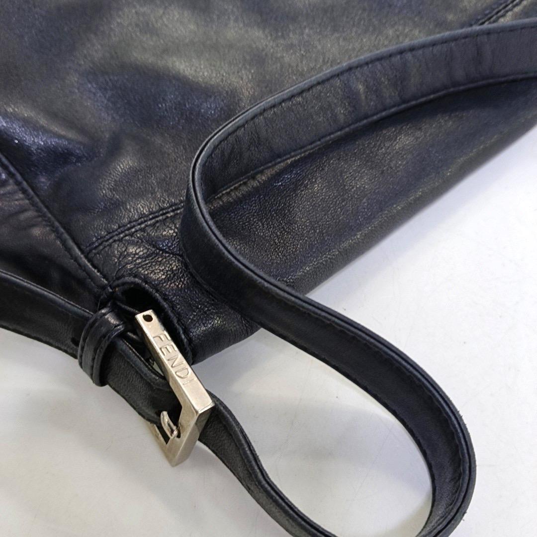 Fendi Mamma Baguette Piel de cordero negra Hebilla roja esmaltada en venta 14