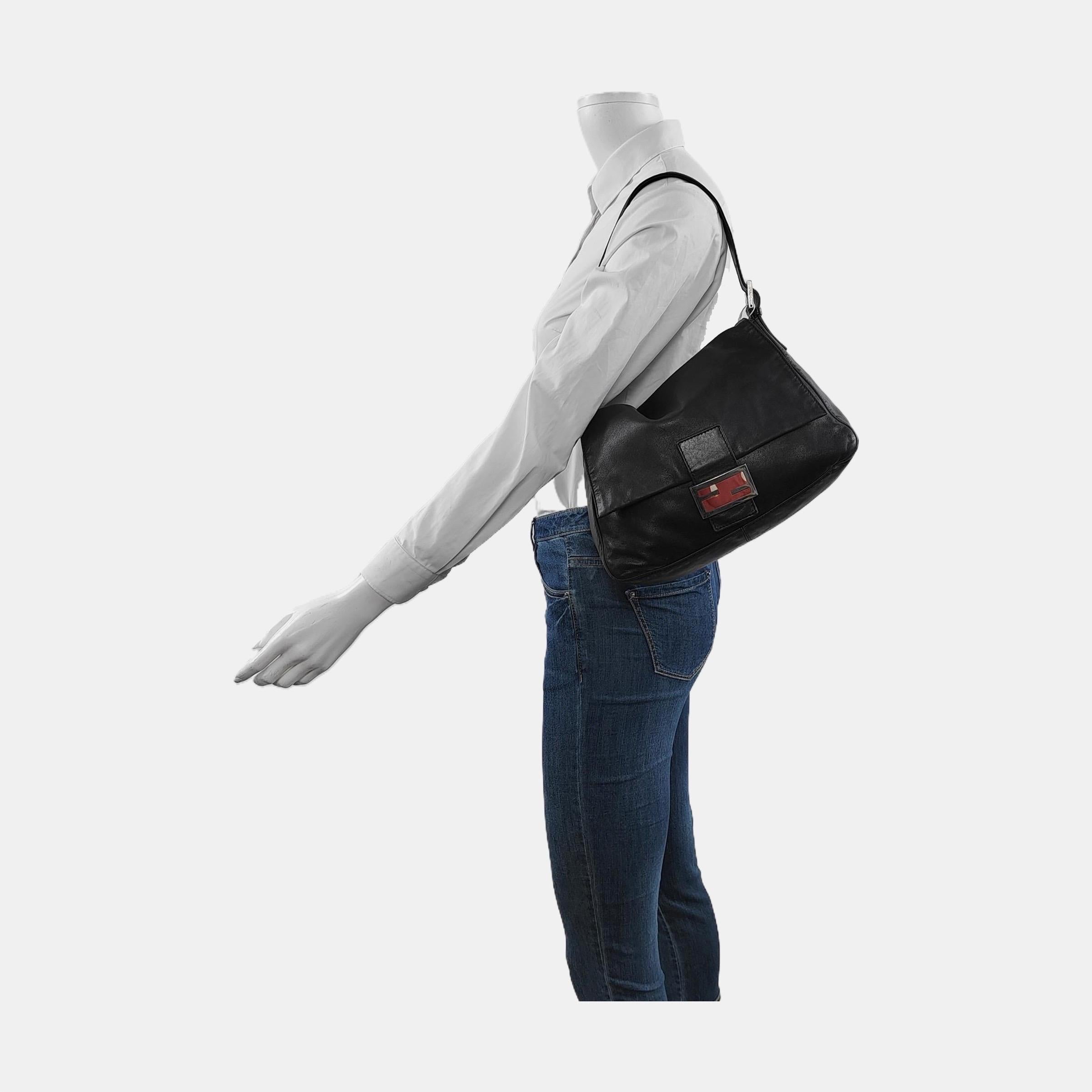 Este exquisito bolso Fendi Mamma Baguette está confeccionado por expertos en piel de cordero de primera calidad, que proporciona un tacto lujosamente suave y ligero. La hebilla de esmalte rojo y el interior de satén rojo añaden un toque de glamour,