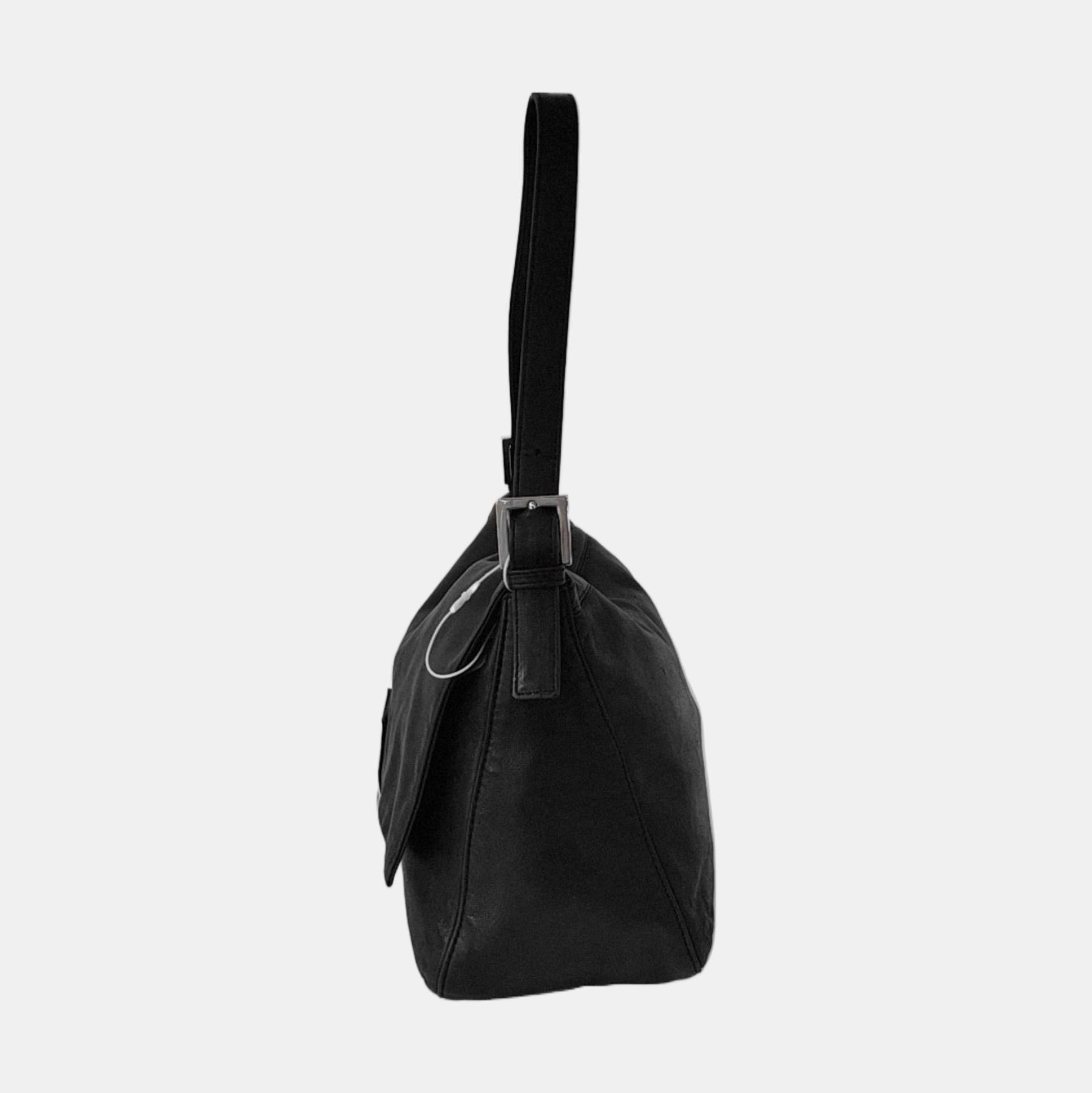 Fendi Mamma Baguette Piel de cordero negra Hebilla roja esmaltada en Bueno estado para la venta en AUBERVILLIERS, FR