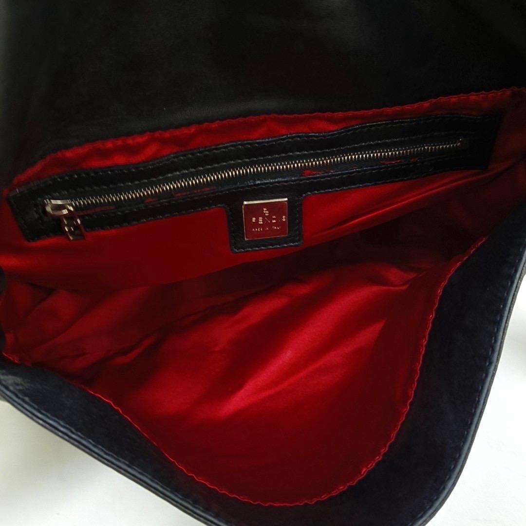 Fendi Mamma Baguette Piel de cordero negra Hebilla roja esmaltada en venta 2