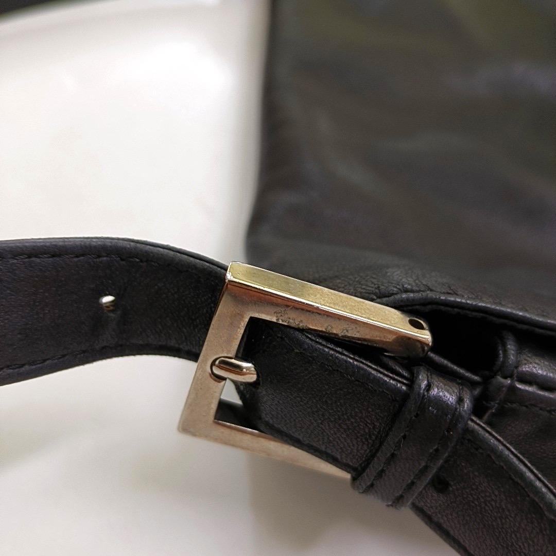 Fendi Mamma Baguette Piel de cordero negra Hebilla roja esmaltada en venta 3