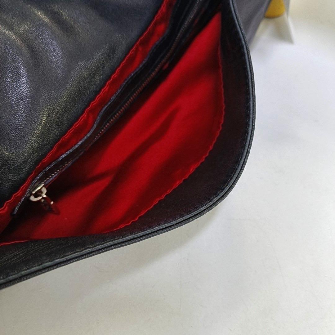 Fendi Mamma Baguette Piel de cordero negra Hebilla roja esmaltada en venta 4