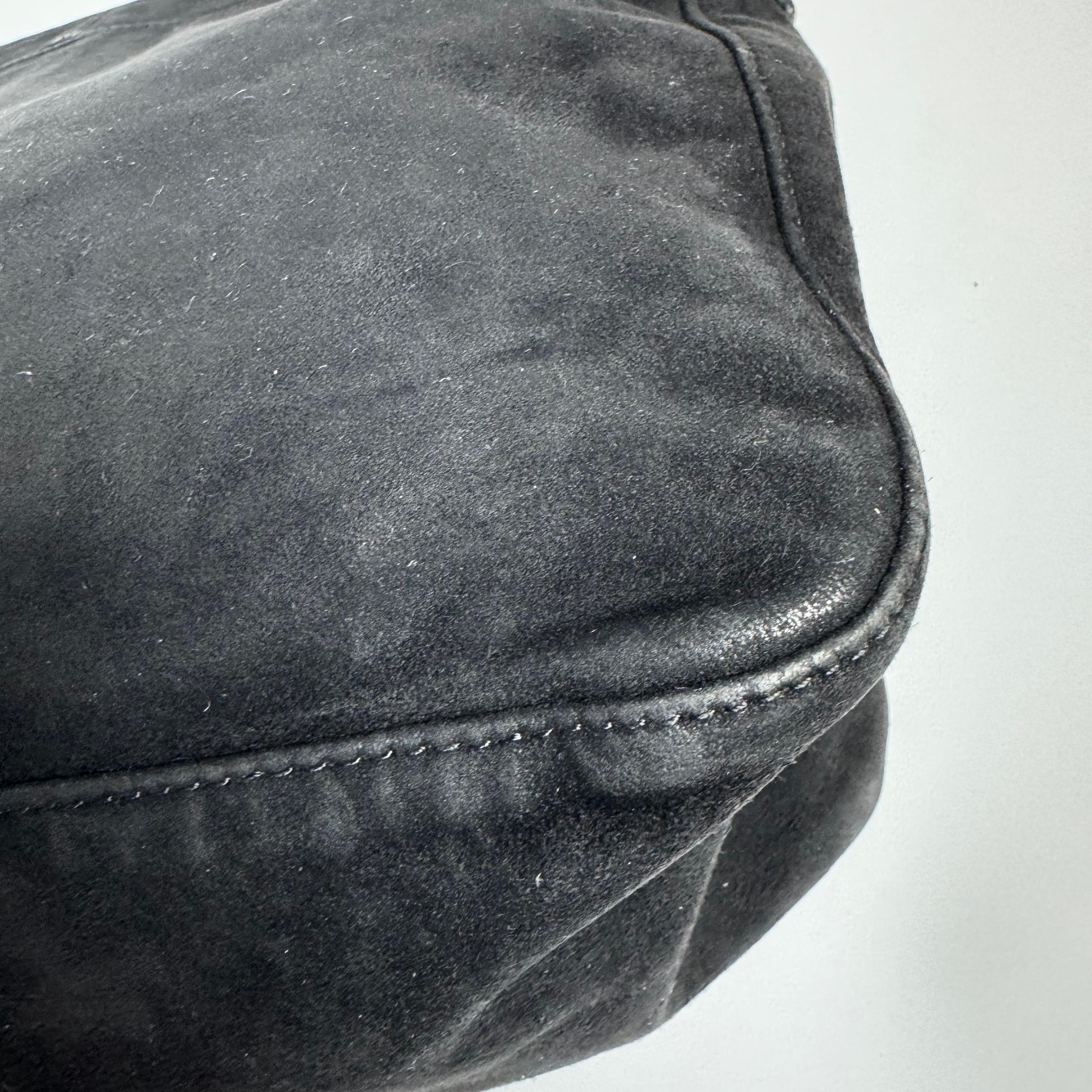 Fendi Mamma Baguette in pelle scamosciata nera con fibbia rossa in vendita 5
