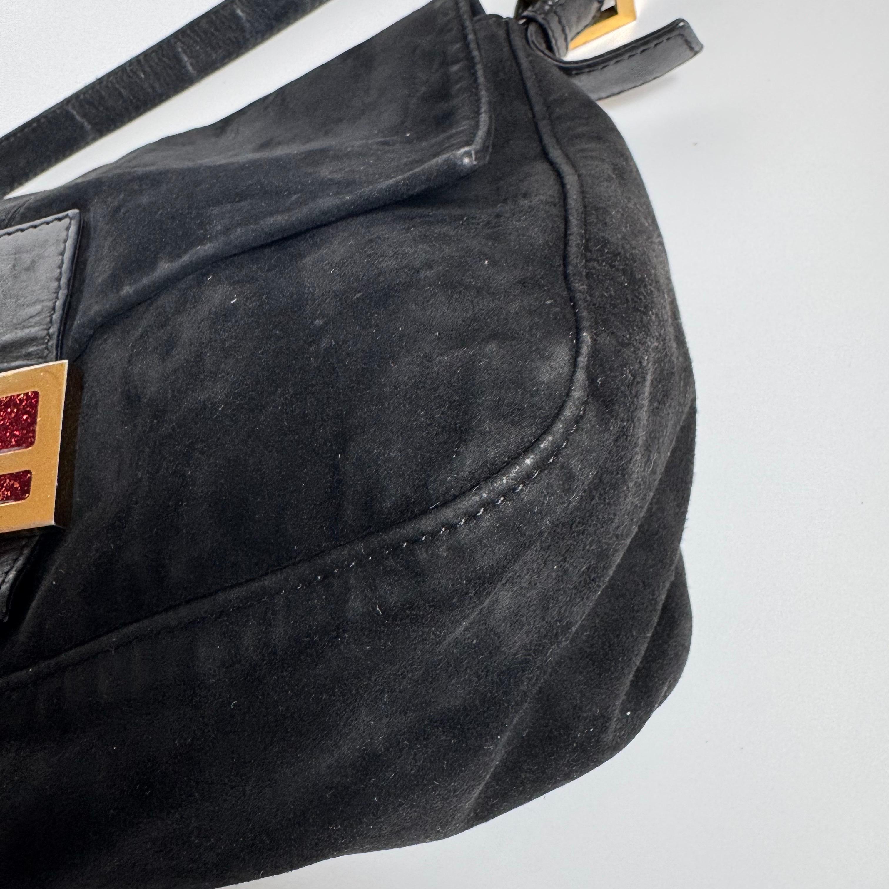 Fendi Mamma Baguette in pelle scamosciata nera con fibbia rossa in vendita 7
