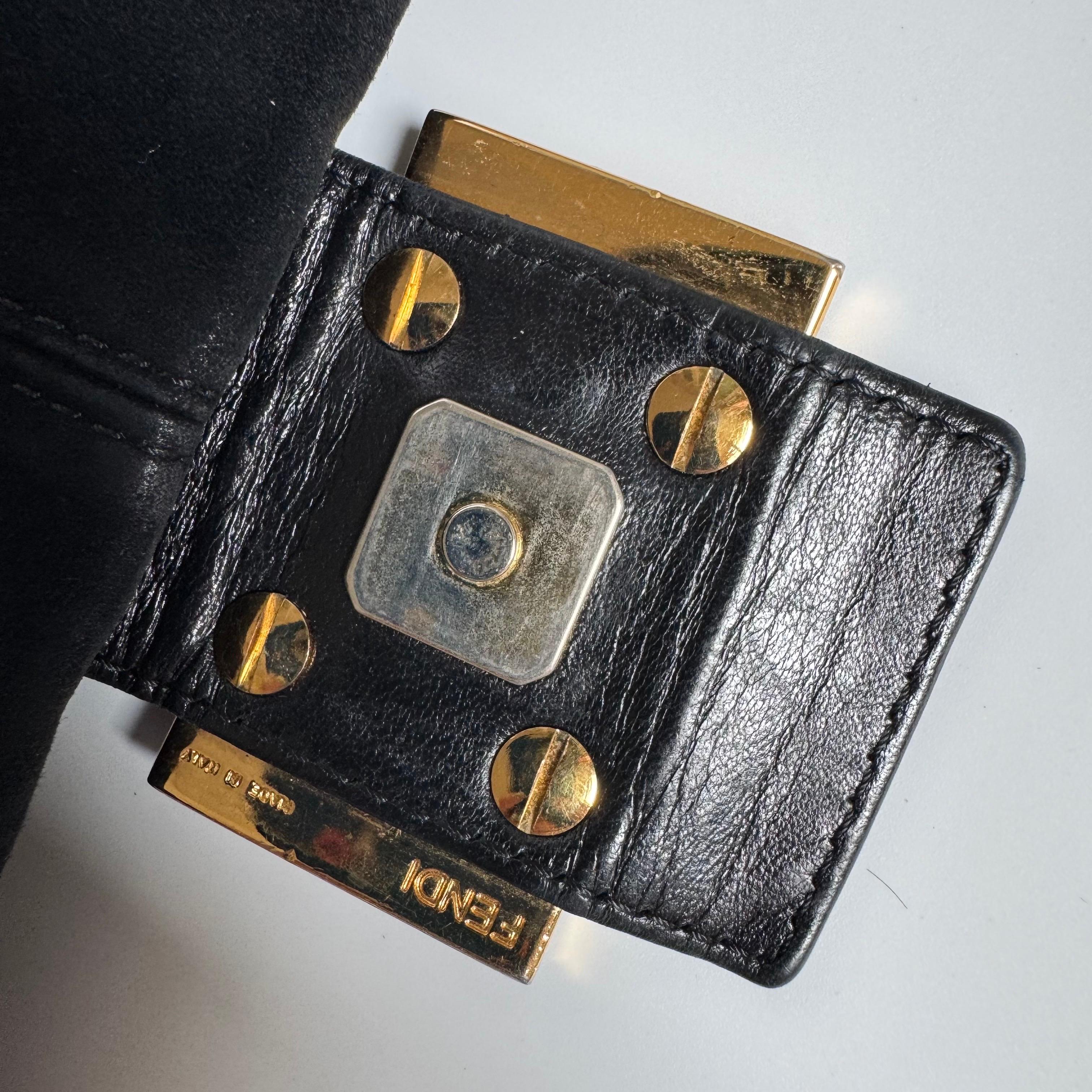 Fendi Mamma Baguette in pelle scamosciata nera con fibbia rossa in vendita 8