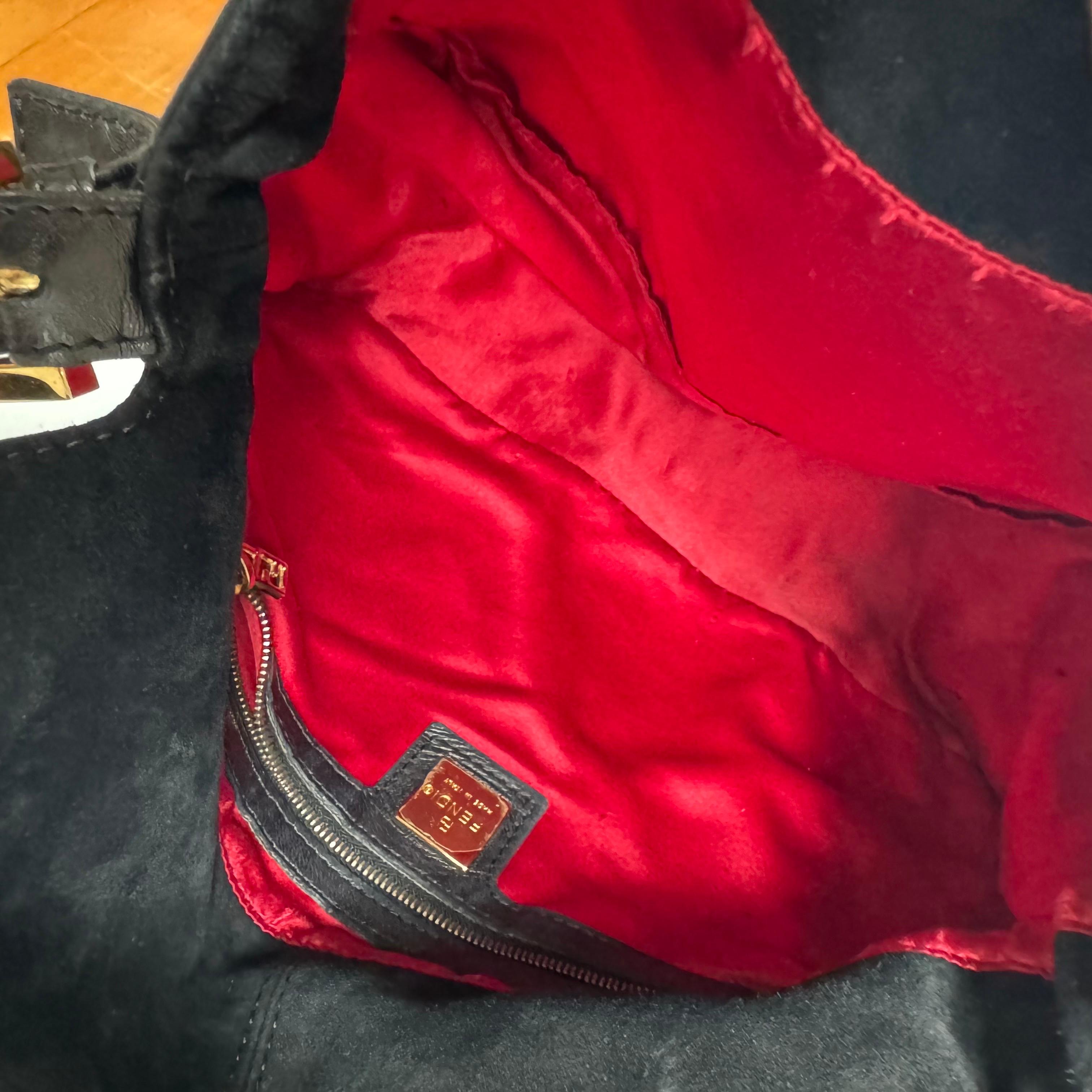 Fendi Mamma Baguette in pelle scamosciata nera con fibbia rossa in vendita 10