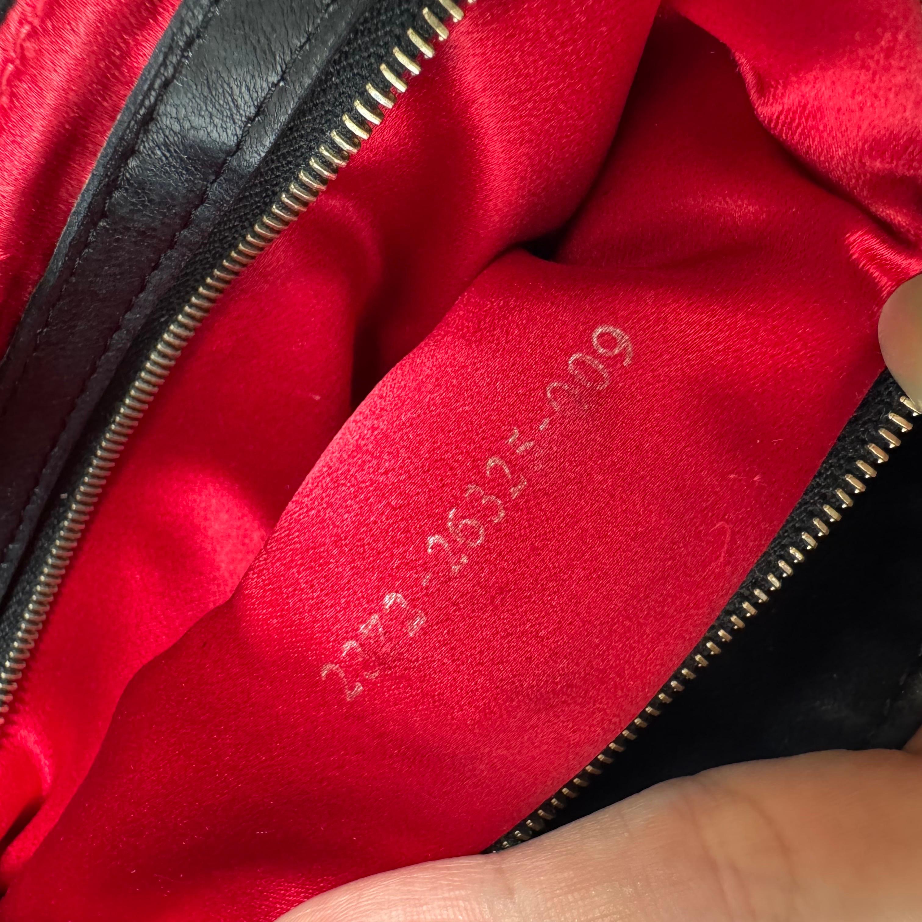Fendi Mamma Baguette in pelle scamosciata nera con fibbia rossa in vendita 11