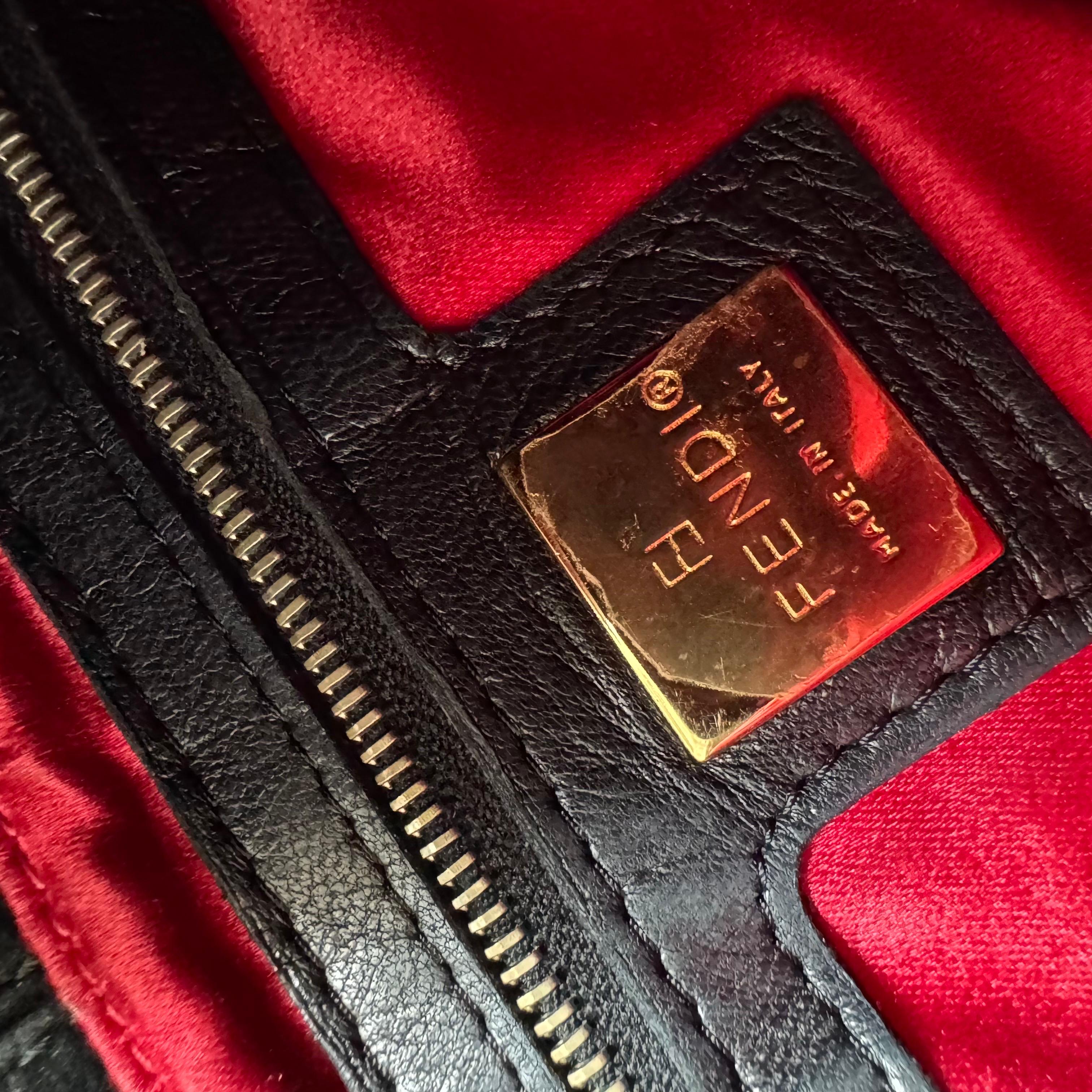 Fendi Mamma Baguette in pelle scamosciata nera con fibbia rossa in vendita 13