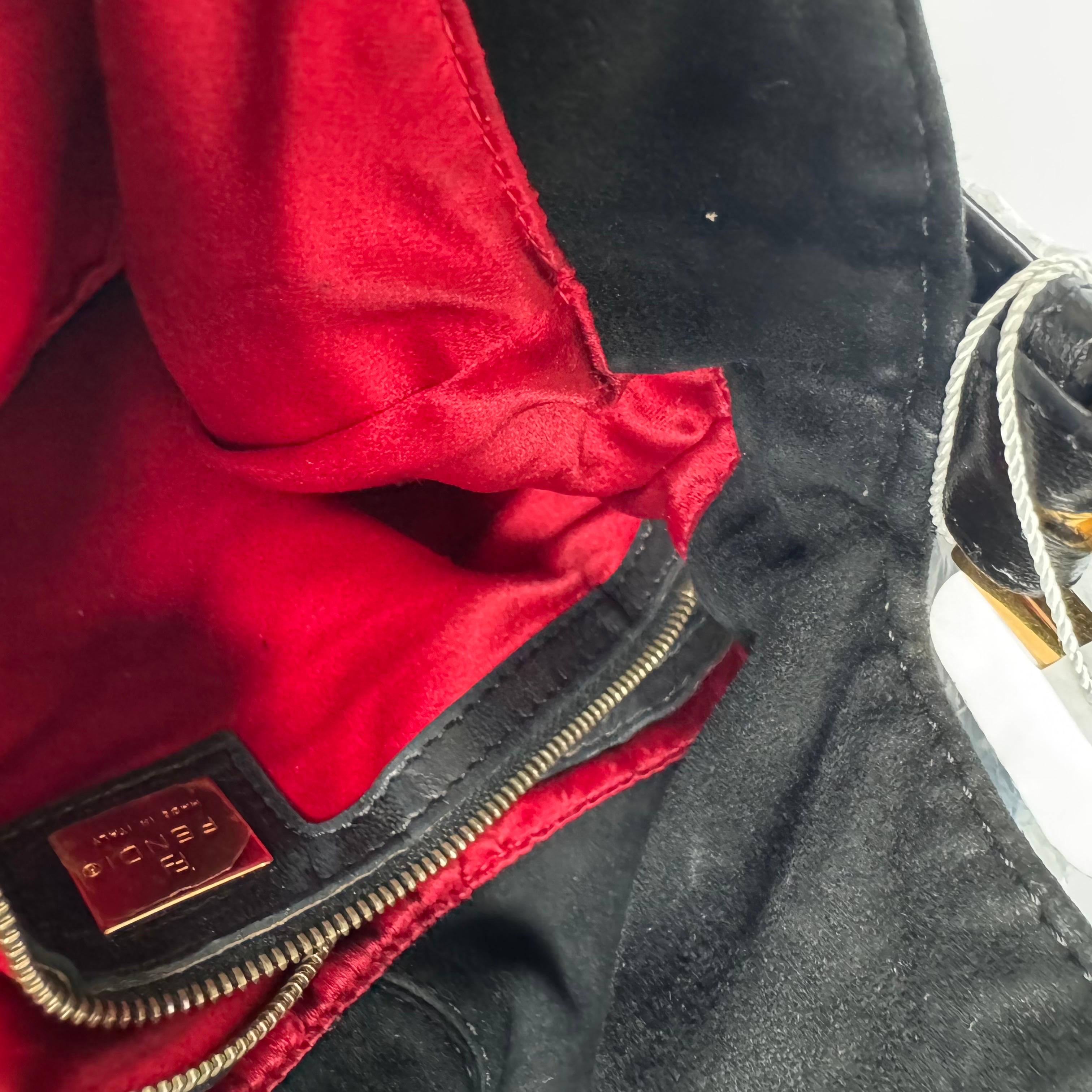 Fendi Mamma Baguette in pelle scamosciata nera con fibbia rossa in vendita 14