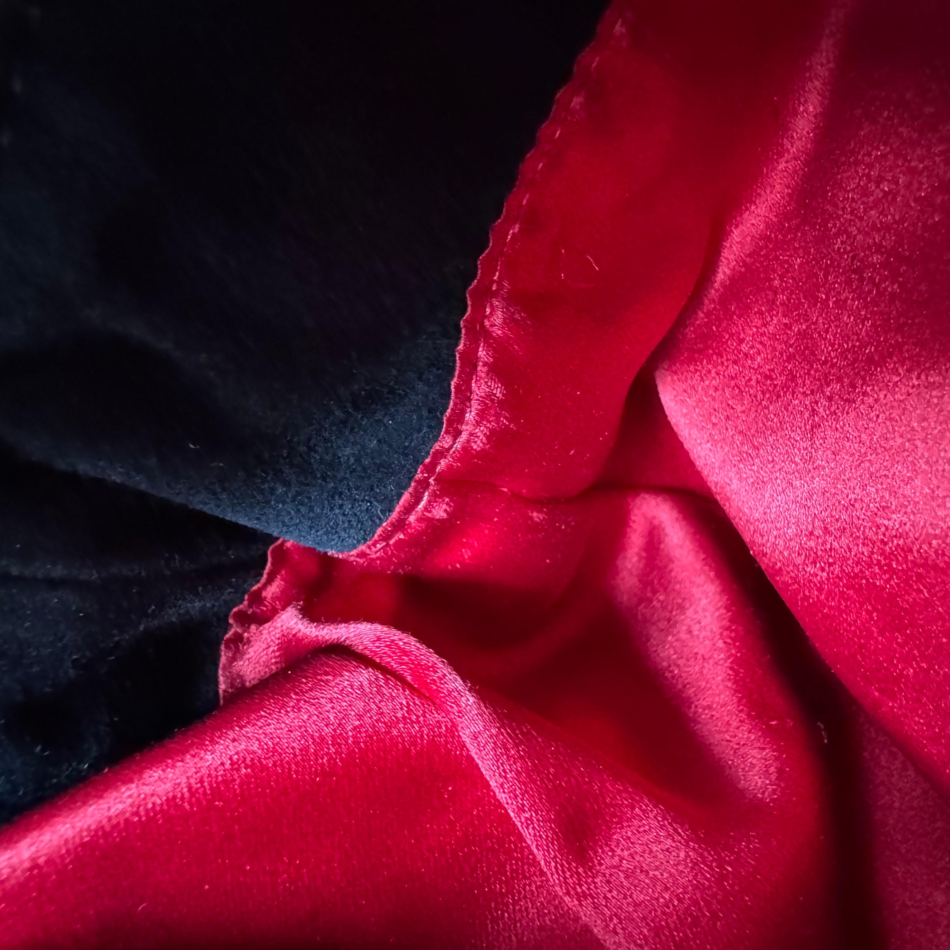 Fendi Mamma Baguette in pelle scamosciata nera con fibbia rossa in vendita 15