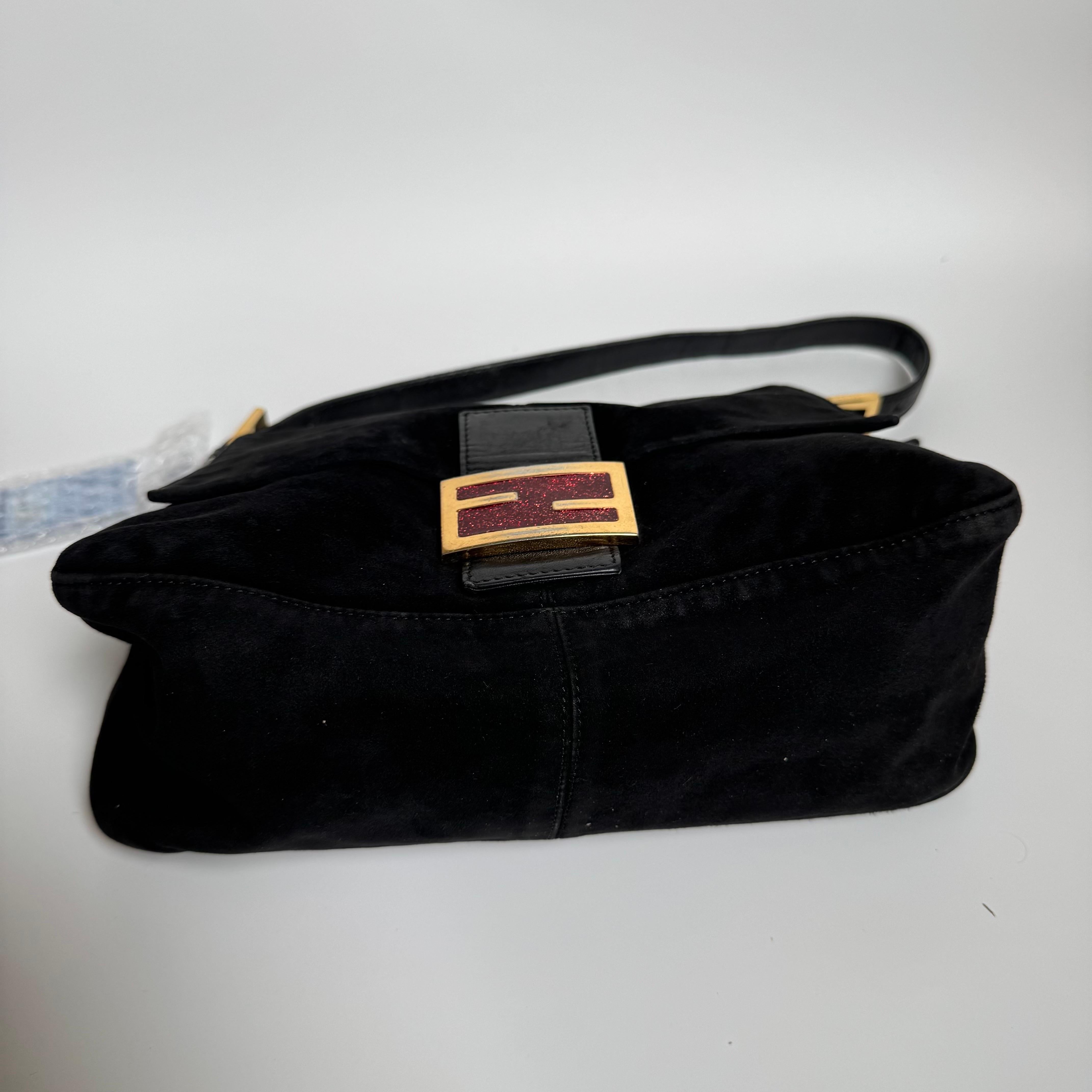 Nero Fendi Mamma Baguette in pelle scamosciata nera con fibbia rossa in vendita