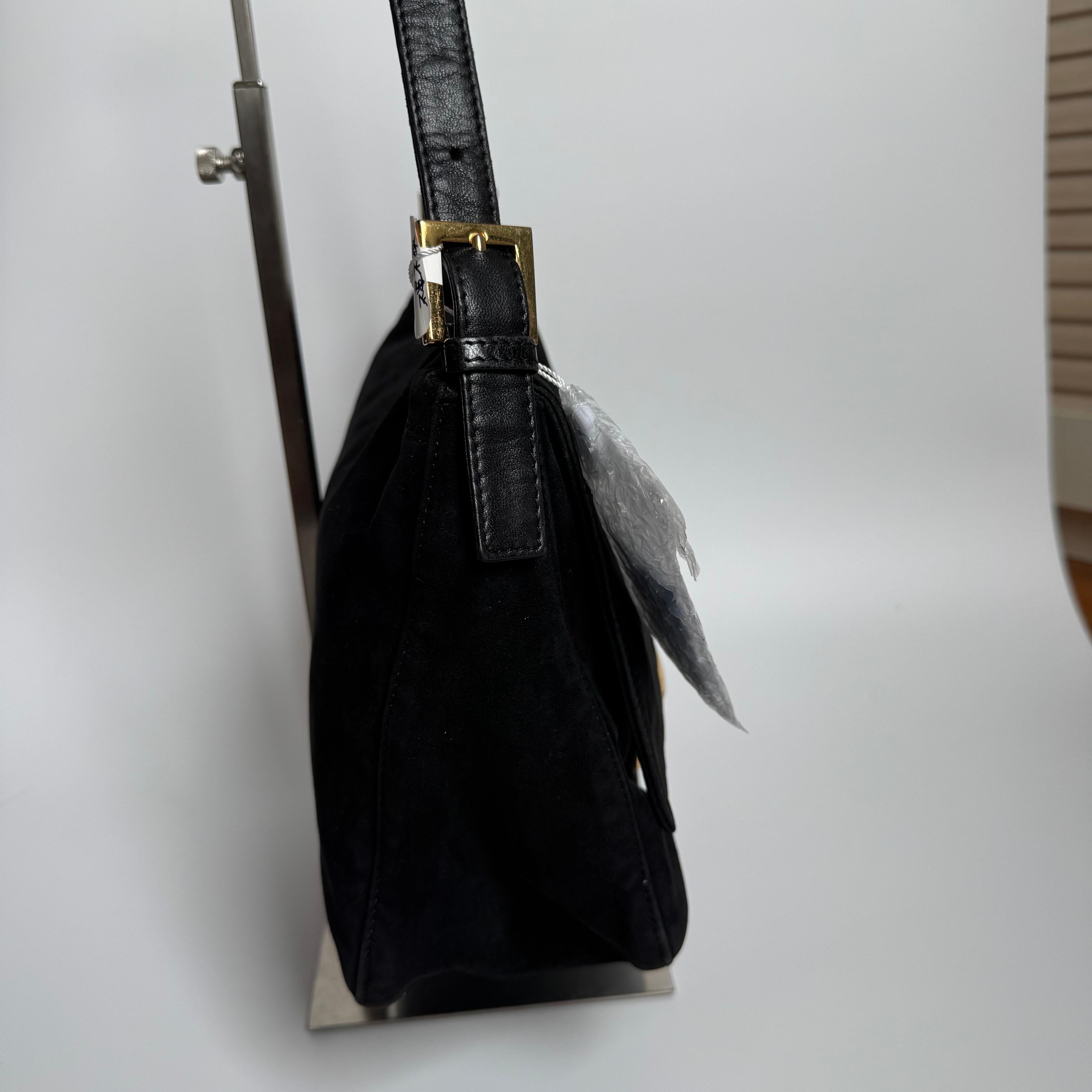 Fendi Mamma Baguette in pelle scamosciata nera con fibbia rossa In condizioni buone in vendita a AUBERVILLIERS, FR
