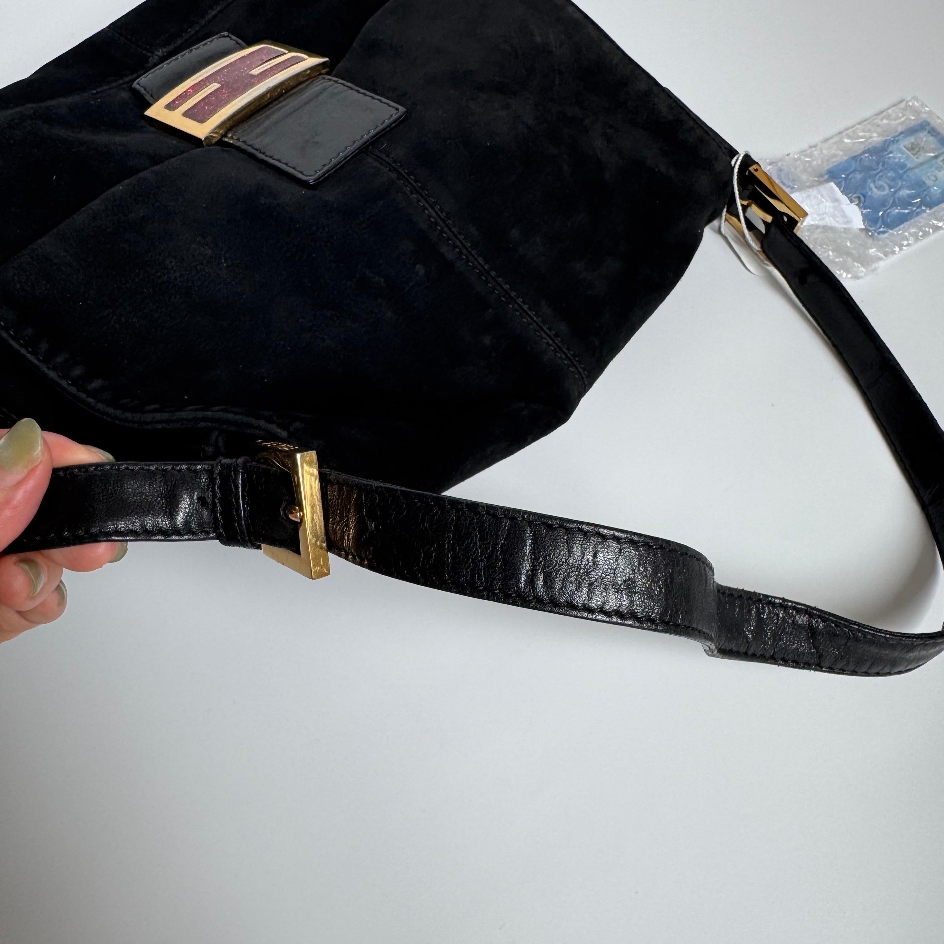 Fendi Mamma Baguette in pelle scamosciata nera con fibbia rossa in vendita 1