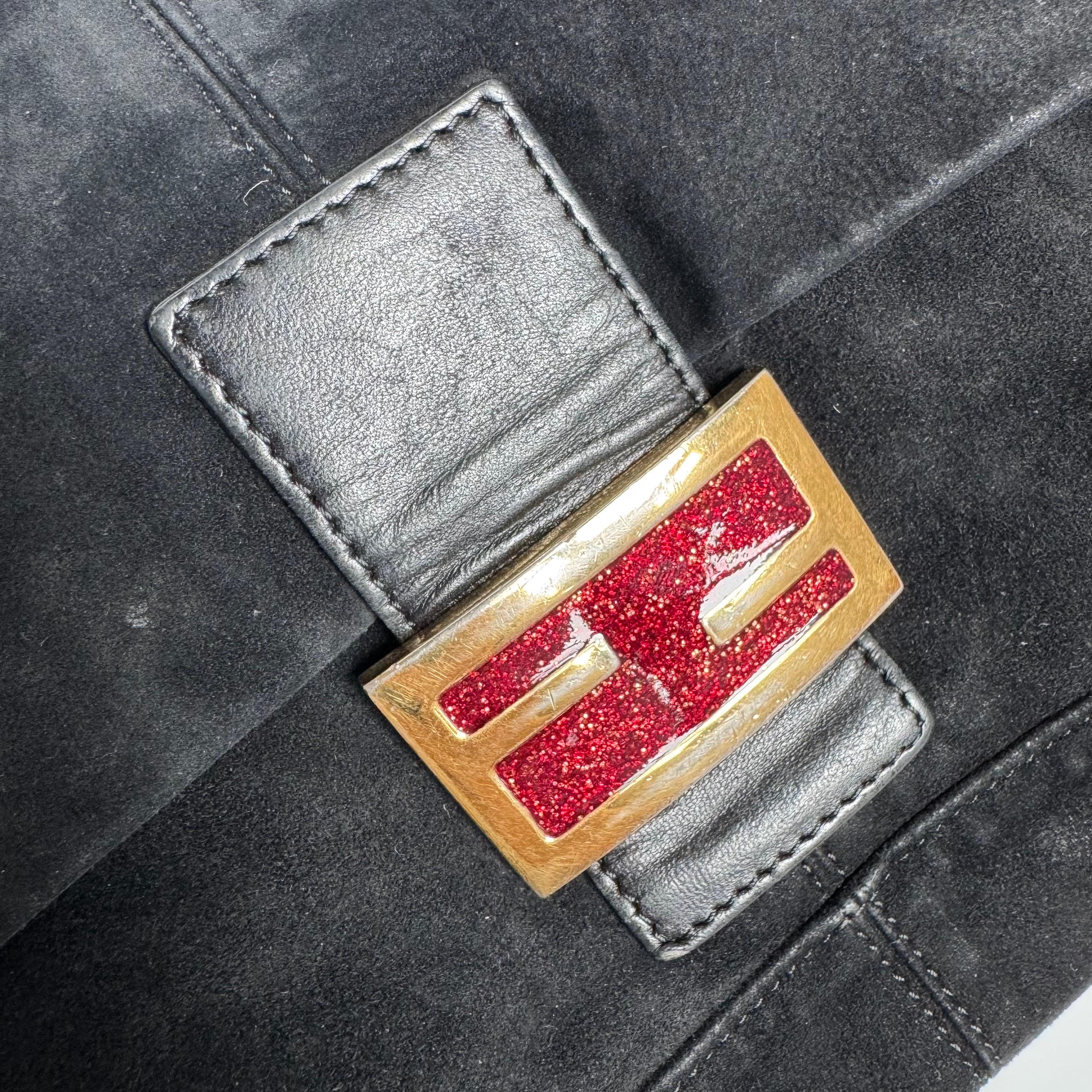 Fendi Mamma Baguette in pelle scamosciata nera con fibbia rossa in vendita 2