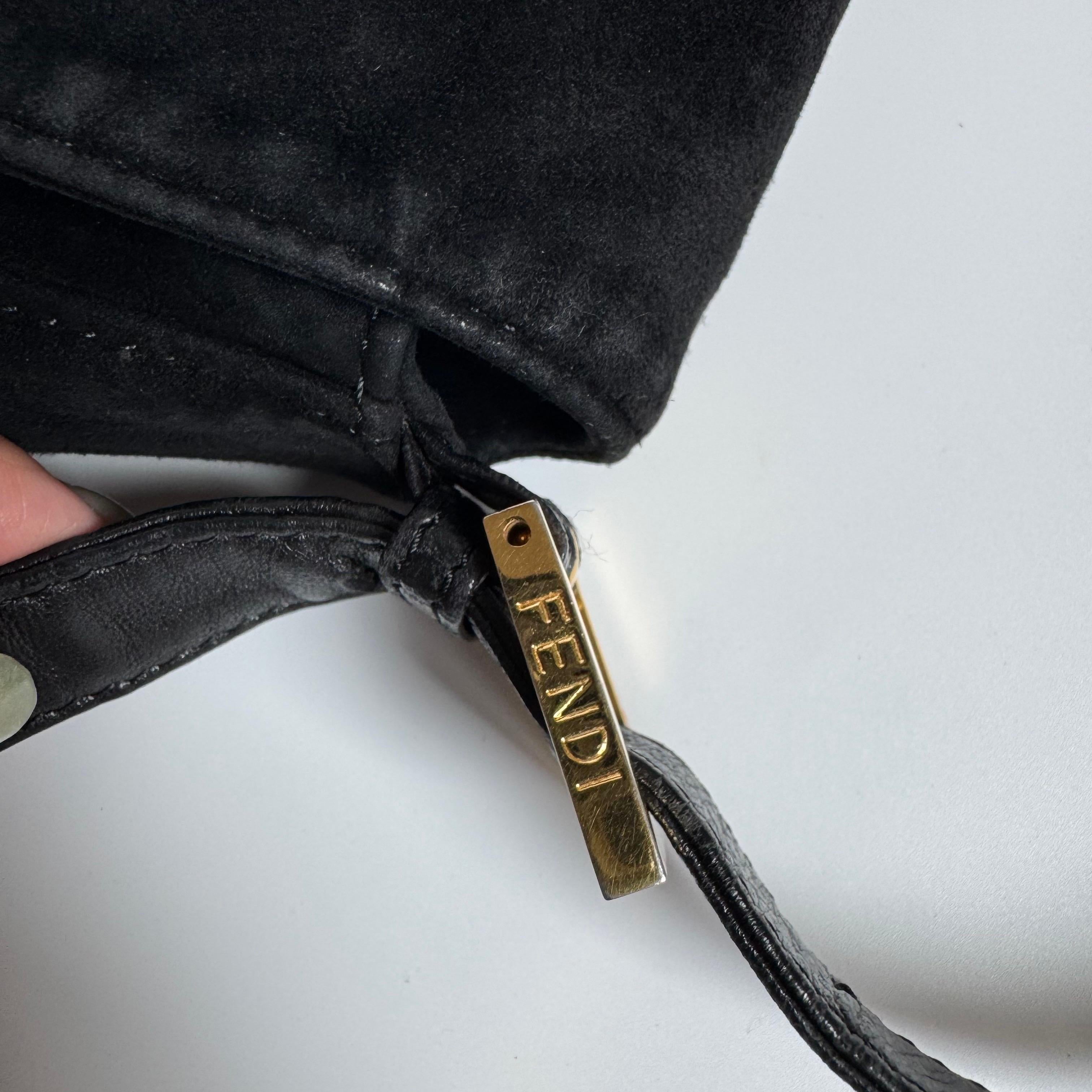 Fendi Mamma Baguette in pelle scamosciata nera con fibbia rossa in vendita 3