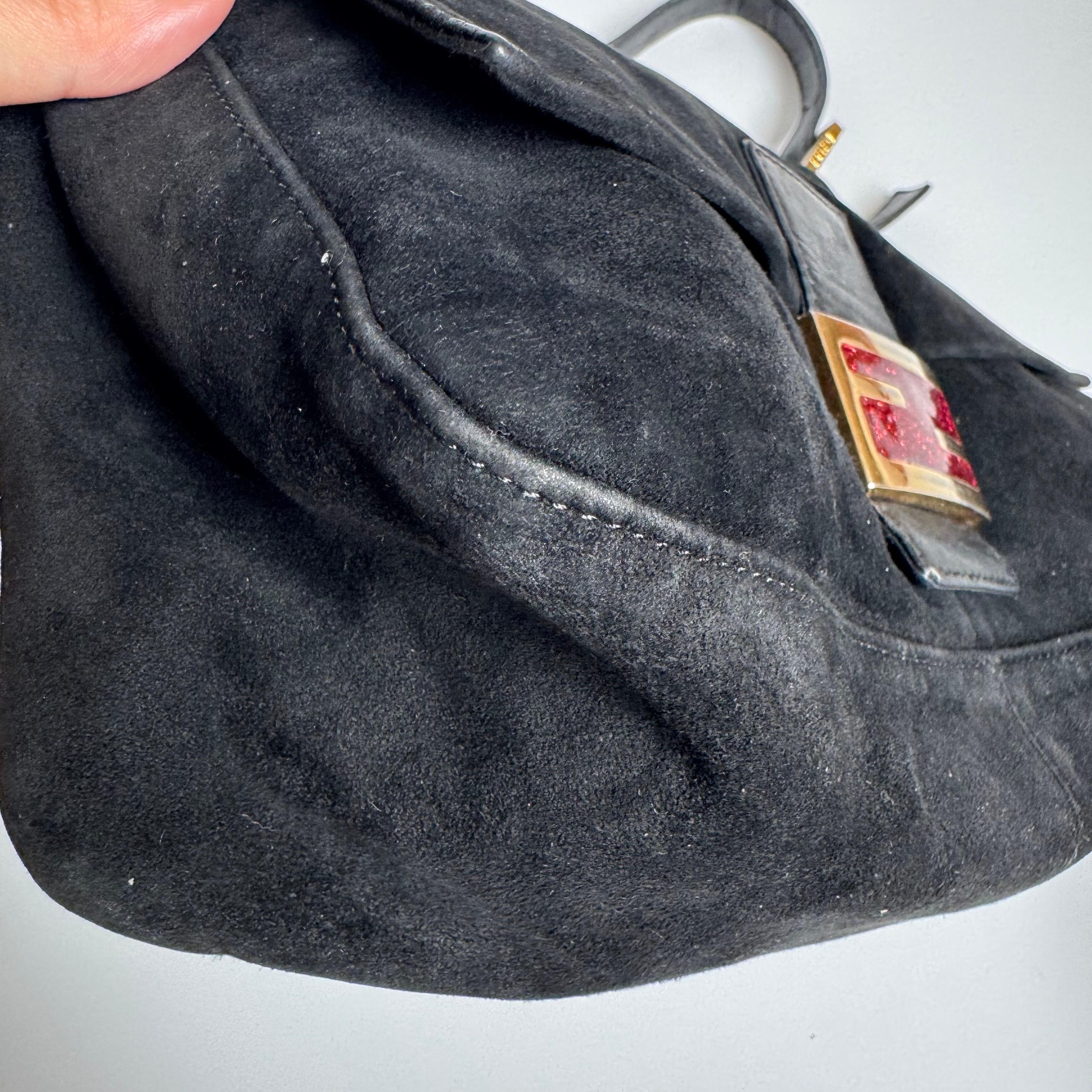 Fendi Mamma Baguette in pelle scamosciata nera con fibbia rossa in vendita 4