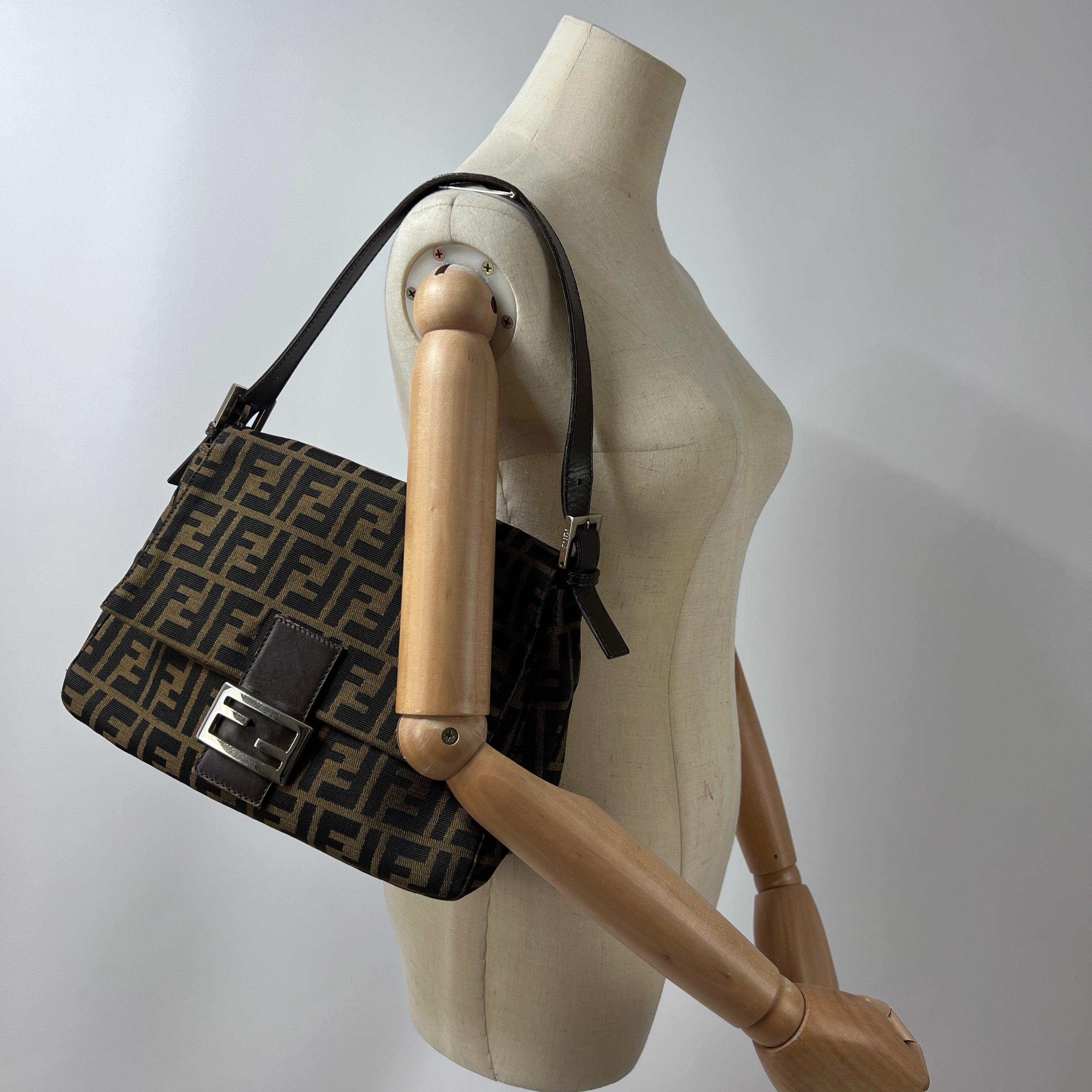 Prächtige Fendi Mamma Baguette aus schwarzem Zucca-Canvas mit Lederbesatz und silberfarbener Hardware. Dieses in den 1990er Jahren unter Silvia Venturini Fendi entworfene Modell verbindet Alltagstauglichkeit mit zeitloser Eleganz.