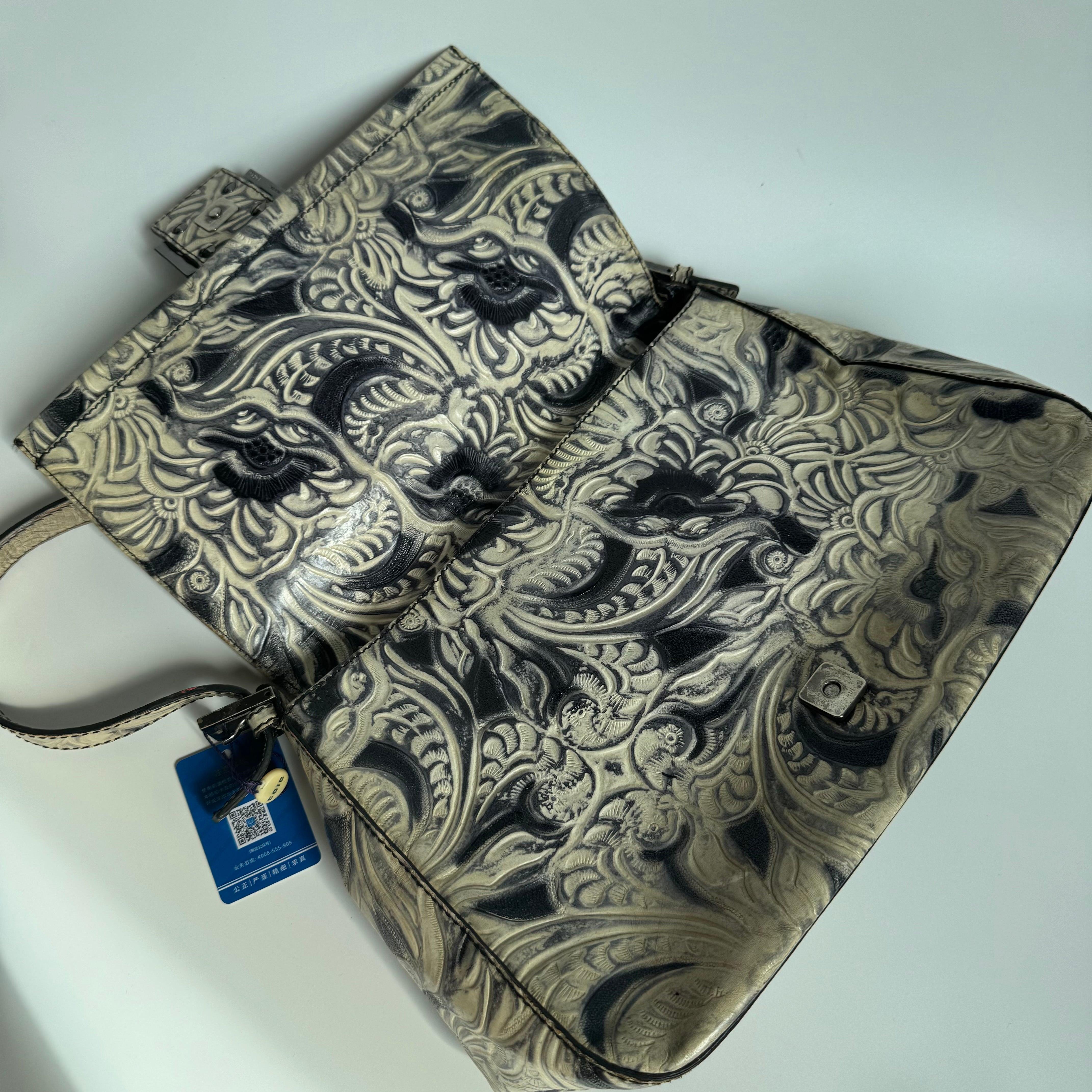 Fendi Mamma Baguette Borsa a tracolla blu bianca con fiori in rilievo in vendita 7