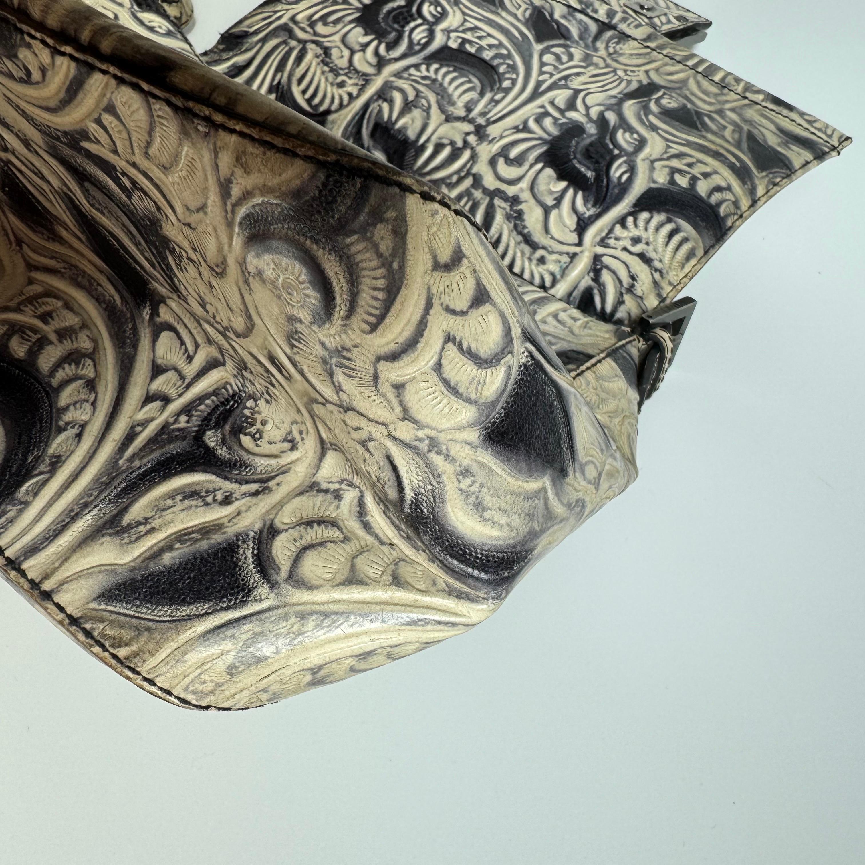 Fendi Mamma Baguette Borsa a tracolla blu bianca con fiori in rilievo in vendita 7