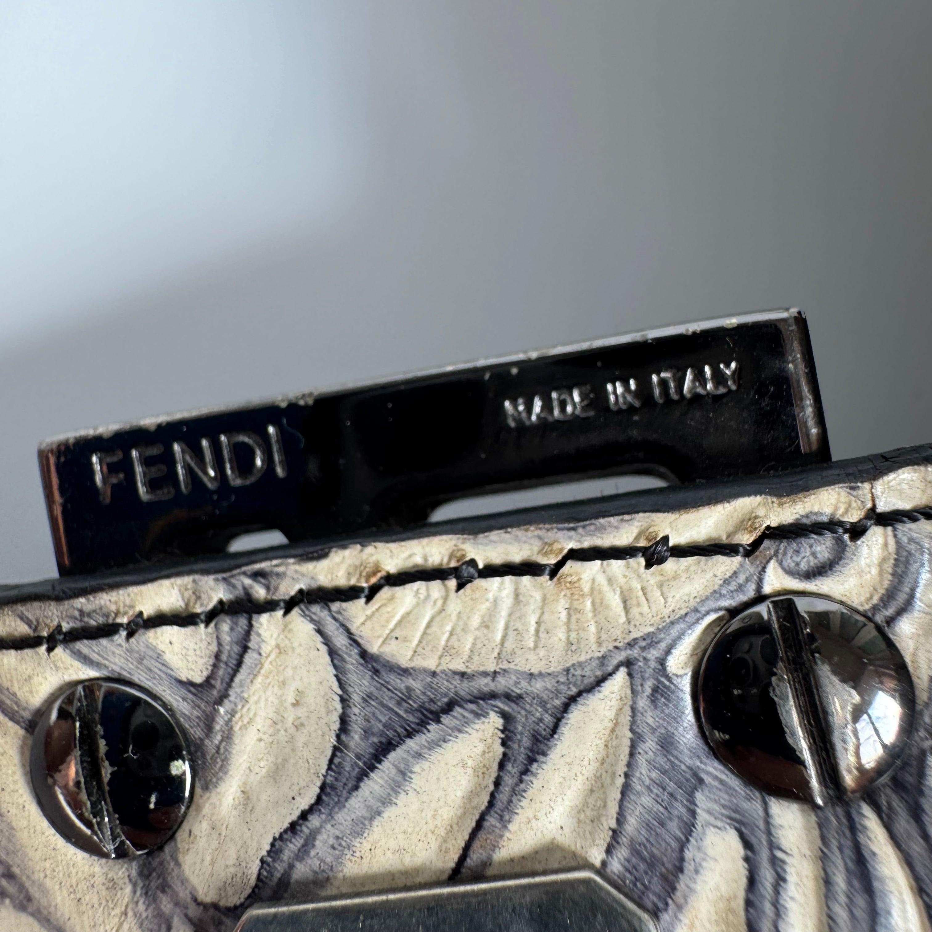 Fendi Mamma Baguette Borsa a tracolla blu bianca con fiori in rilievo in vendita 8