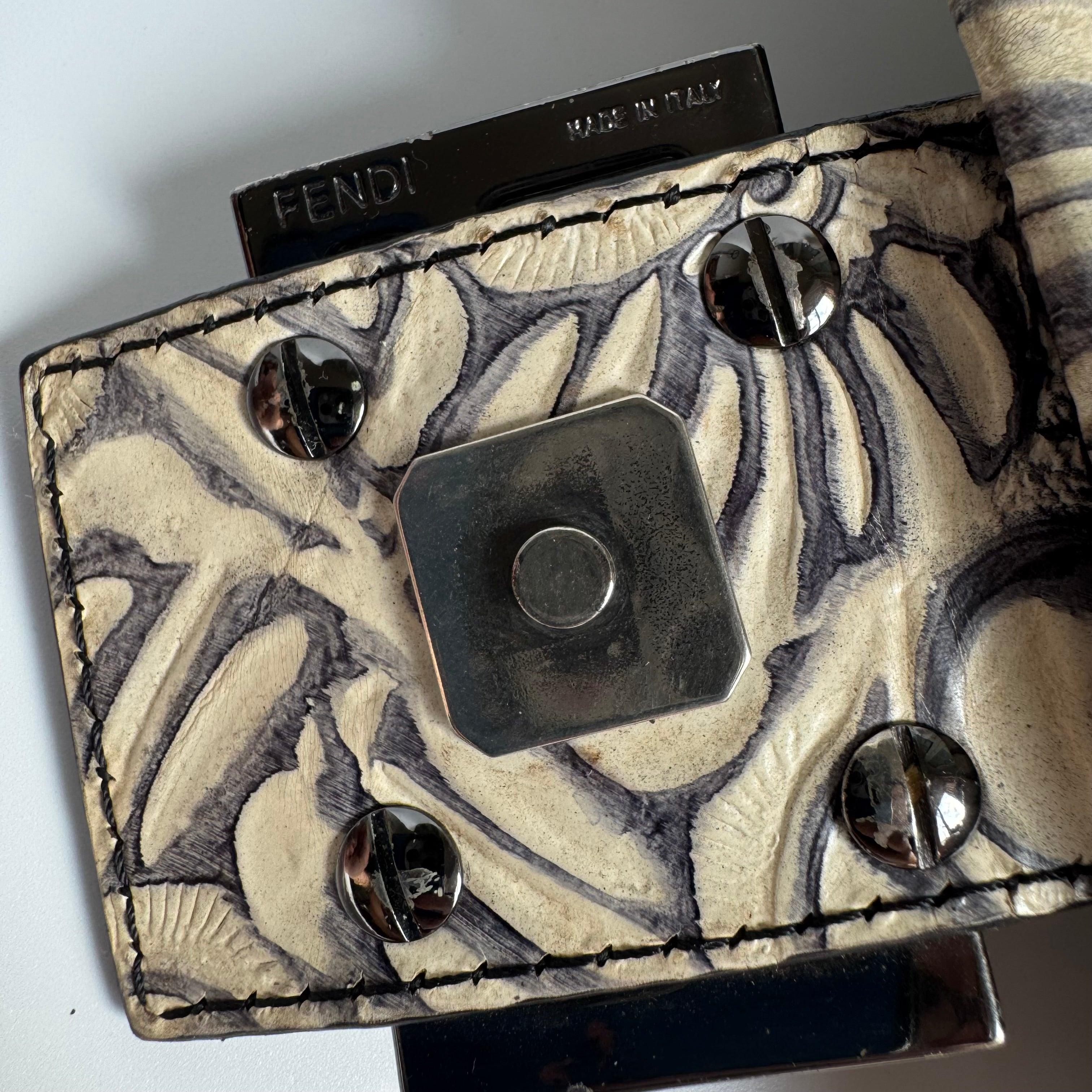 Fendi Mamma Baguette Borsa a tracolla blu bianca con fiori in rilievo in vendita 11