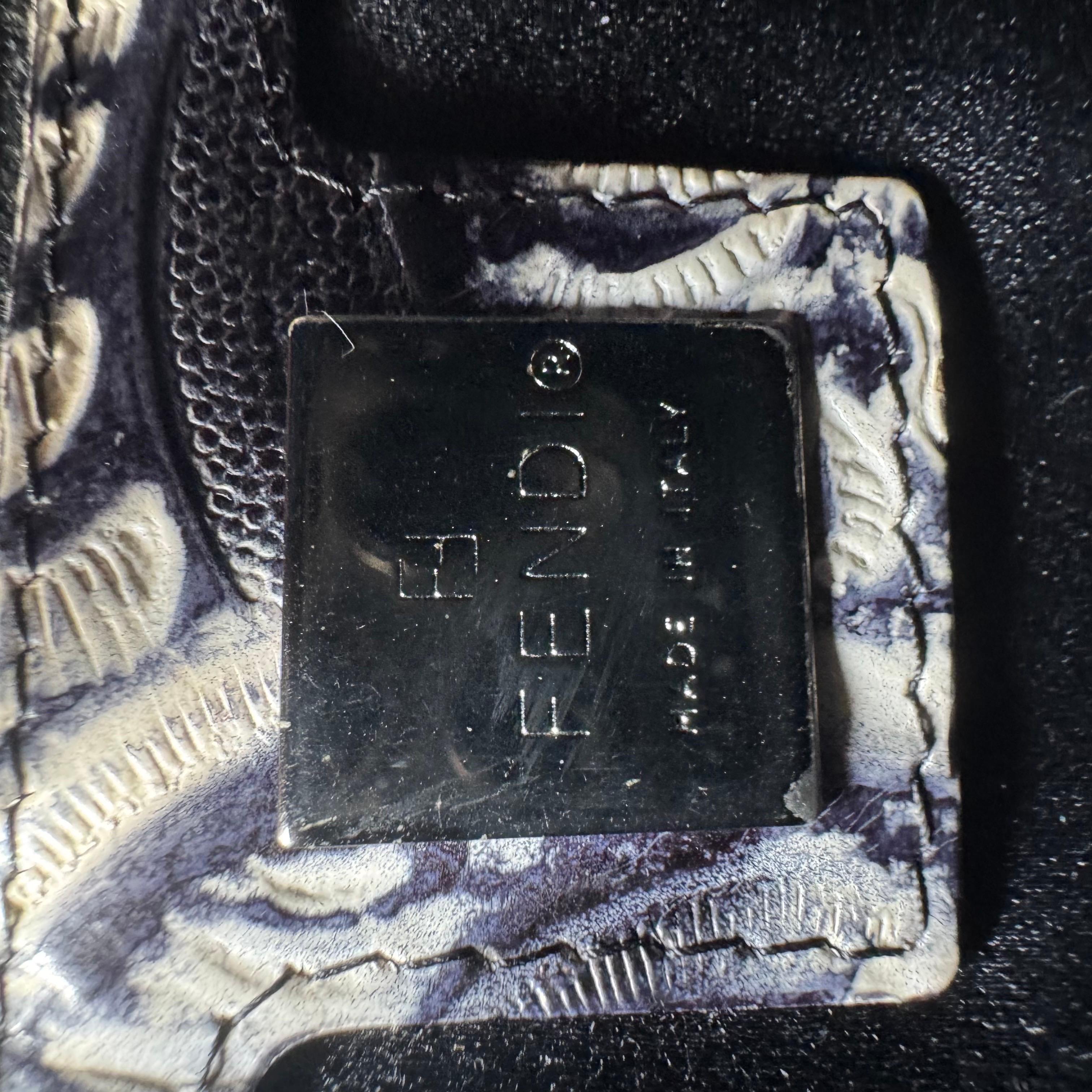 Fendi Mamma Baguette Borsa a tracolla blu bianca con fiori in rilievo in vendita 11