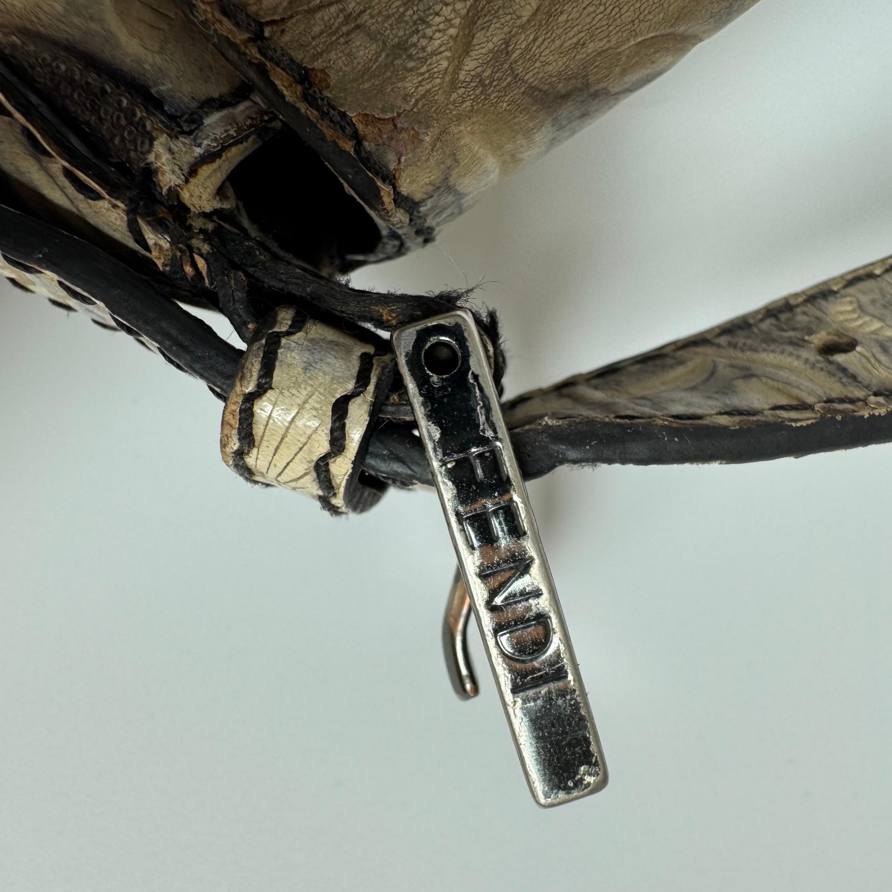 Fendi Mamma Baguette Borsa a tracolla blu bianca con fiori in rilievo in vendita 12