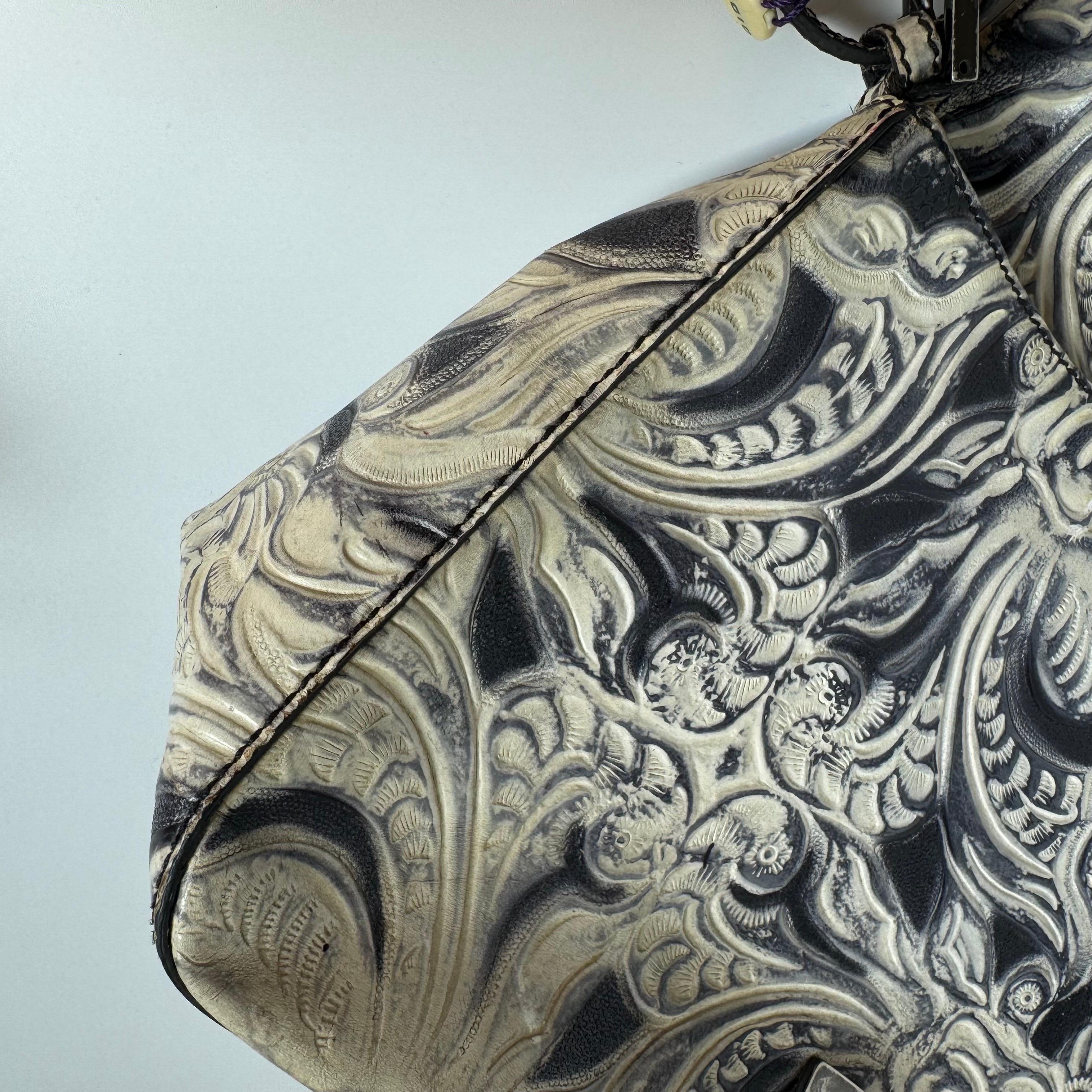 Fendi Mamma Baguette Borsa a tracolla blu bianca con fiori in rilievo in vendita 14