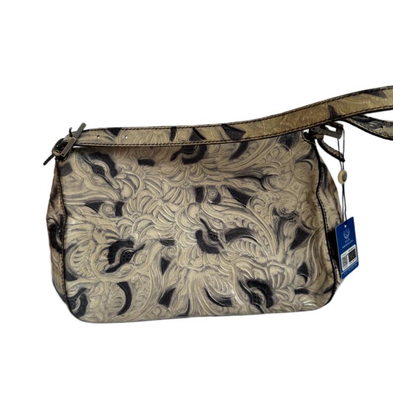 Fendi Mamma Baguette Borsa a tracolla blu bianca con fiori in rilievo
Queste sono foto professionali della borsa offerta da Luxbags.
Ti presentiamo la Baguette di Fendi, un'icona classica caratterizzata dall'amata stampa Zucca. Questa borsa a