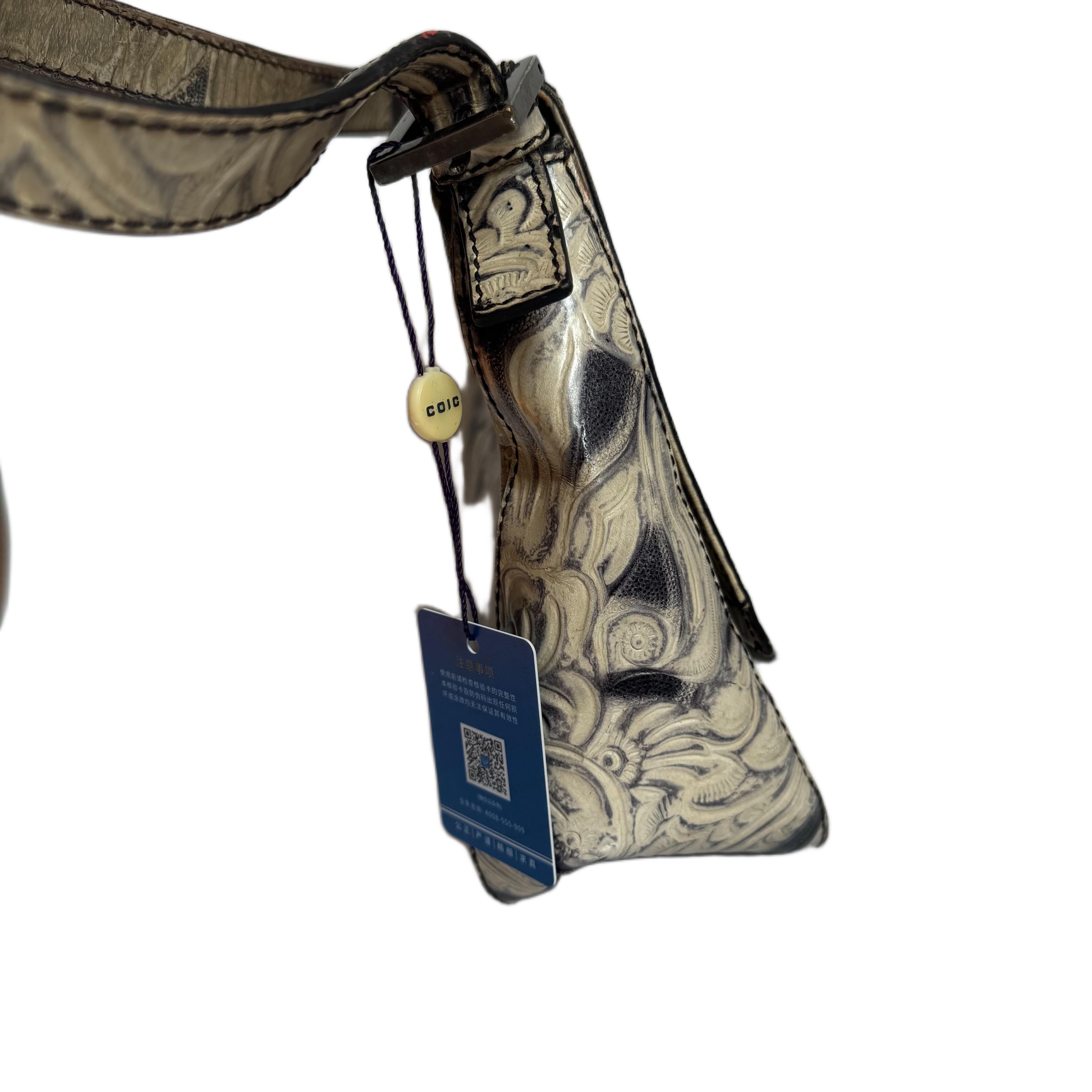 Ti presentiamo la Baguette di Fendi, un'icona classica caratterizzata dall'amata stampa Zucca. Questa borsa a tracolla marrone vintage è un must-have per le amanti della moda, in grado di offrire stile e funzionalità. Porta con te i tuoi oggetti